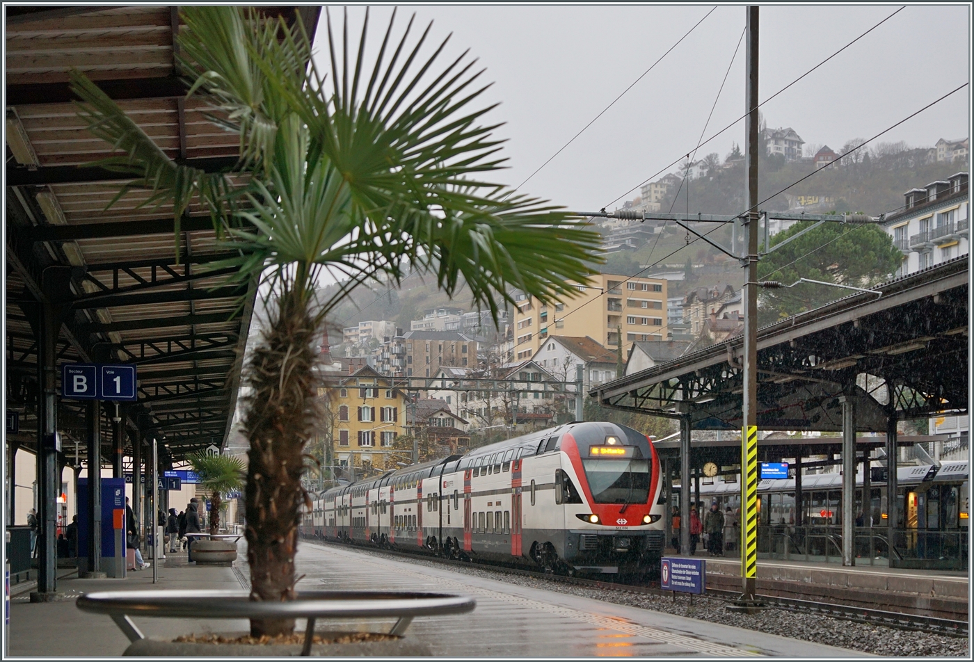 Bei dem Wetter hilft auch die Palme wenig...

Der SBB RABe 511 036 erreicht als RE 33 Monteux. 