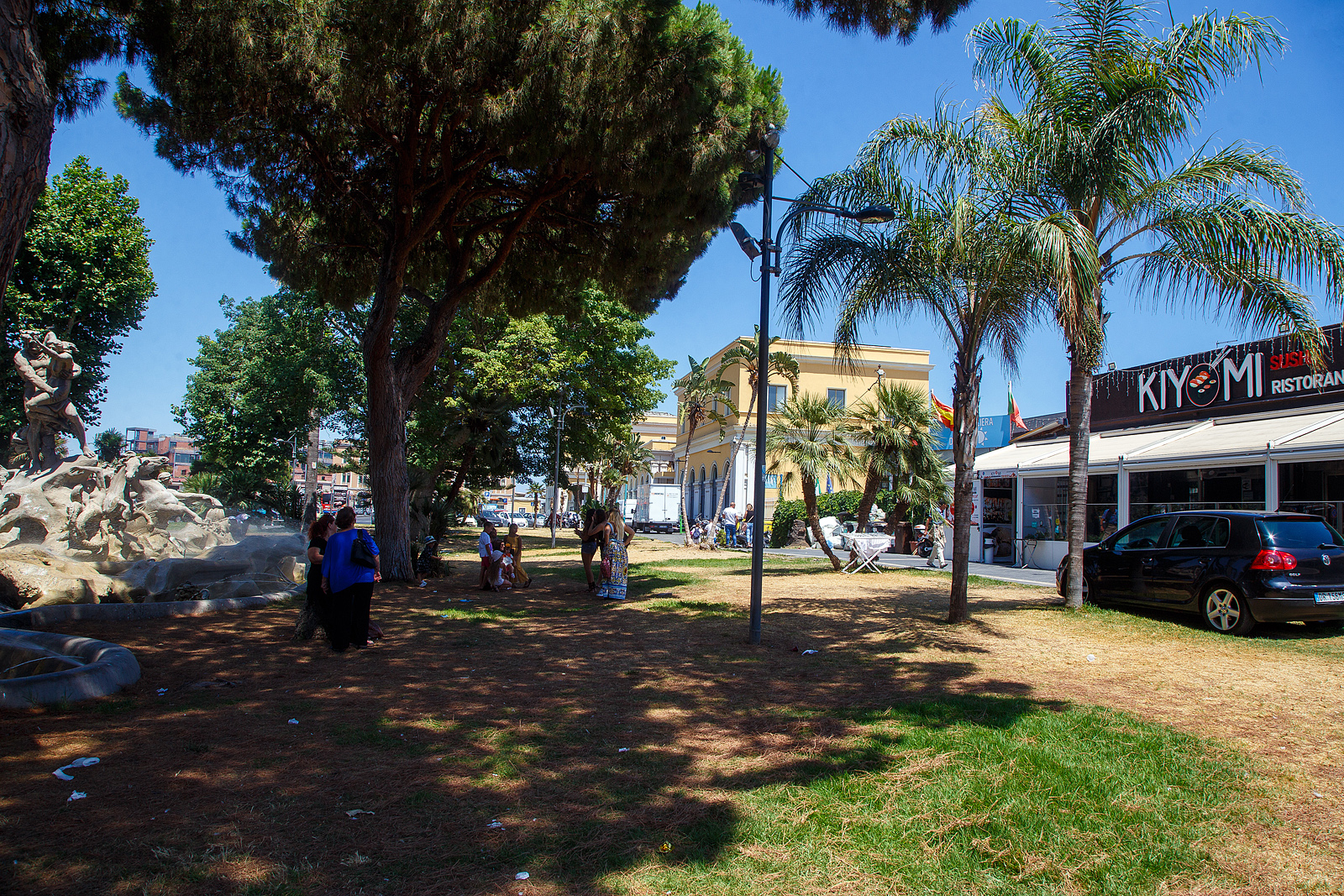 Blick auf das Empfangsgebäude vom Bahnhof Catania Centrale am 17.07.2022.

Der Bahnhof Catania Centrale ist der Hauptbahnhof der Stadt Catania auf Sizilien an der Bahnstrecke Messina–Syrakus. Er liegt am Rande der Innenstadt bzw. östlich der Altstadt. Auf dem Bahnhofsvorplatz, dem Piazza Giovanni XXIII, befindet sich ein Busbahnhof der städtischen Buslinien sowie ein Parkplatz. Zudem befindet sie neben dem Bahnhofsvorplatz der U-Bahnhof (Metro-Station) Giovanni XXIII der Metro Catania, sie bietet Anschlüsse in die Innenstadt und in den Stadtteil Borgo, wo wiederum die Dieselzüge der Schmalspurbahn Circumetnea erreicht werden.