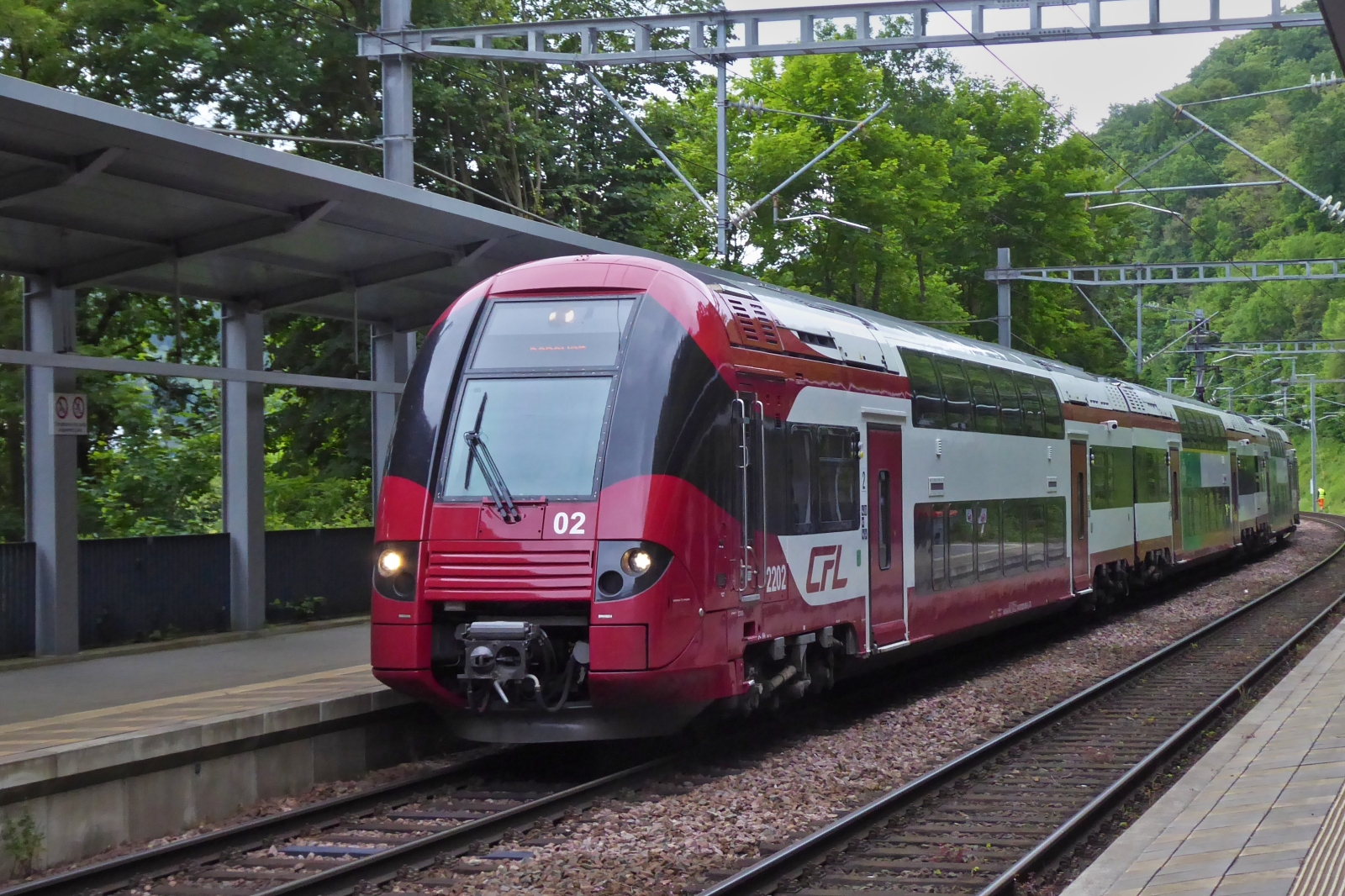 CFL 2202, im neuen Farbkleid, an der Haltestelle Pafendall-Kierchbierg in Luxemburg, endlich fuhr er mir auch vor die Linse, seit Februar fährt dieser Triebzug schon im neuen Look. 
Seine Fahrt heute, geht von Troisvierges im Norden des Landes bis nach Rodange, im Süden an der französischen Grenze. 10.06.2024    