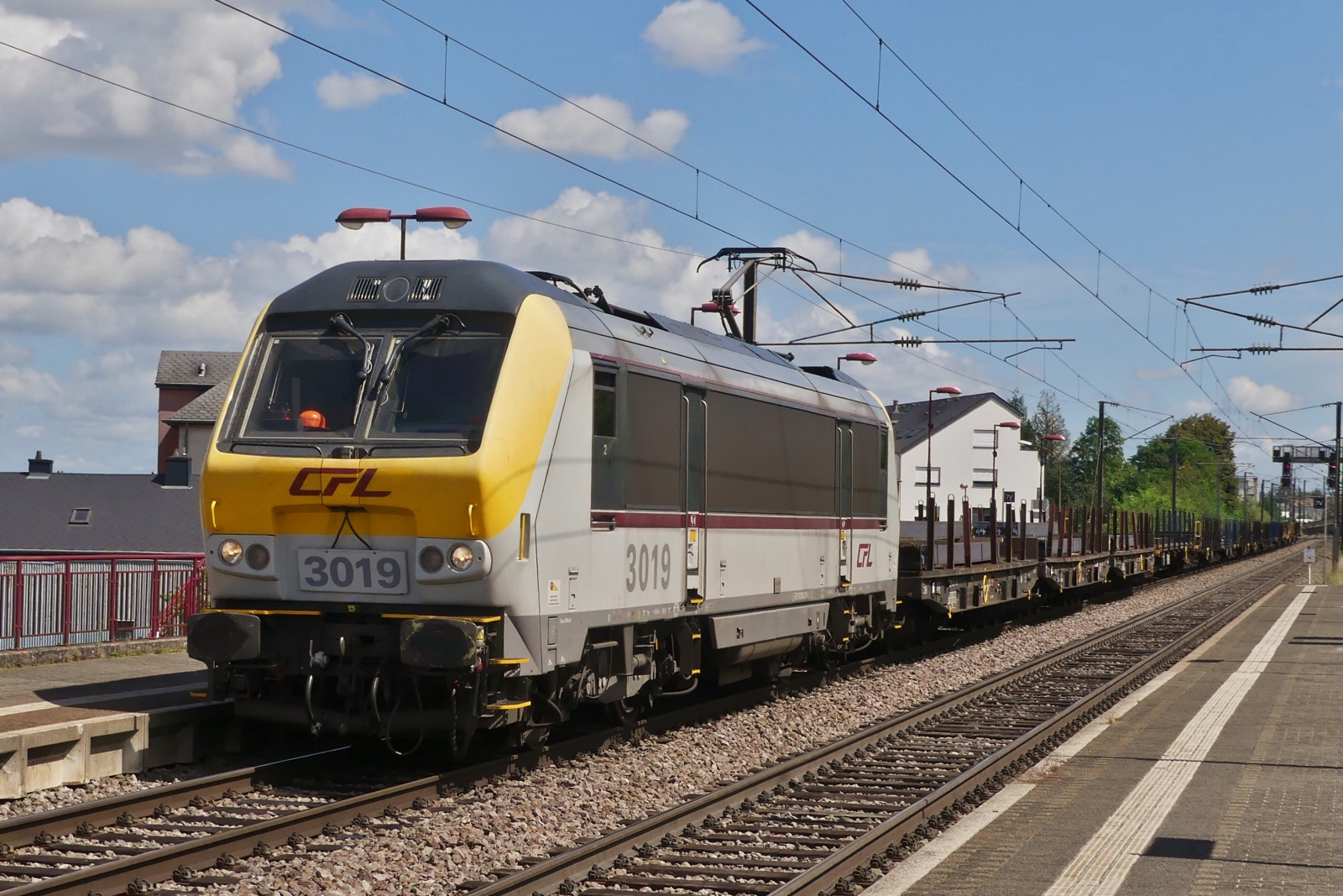 CFL 3019 durchf�hrt mit einem G�terzug die Haltestelle Lamadelaine in Richtung Rodange. 08.08.2024.