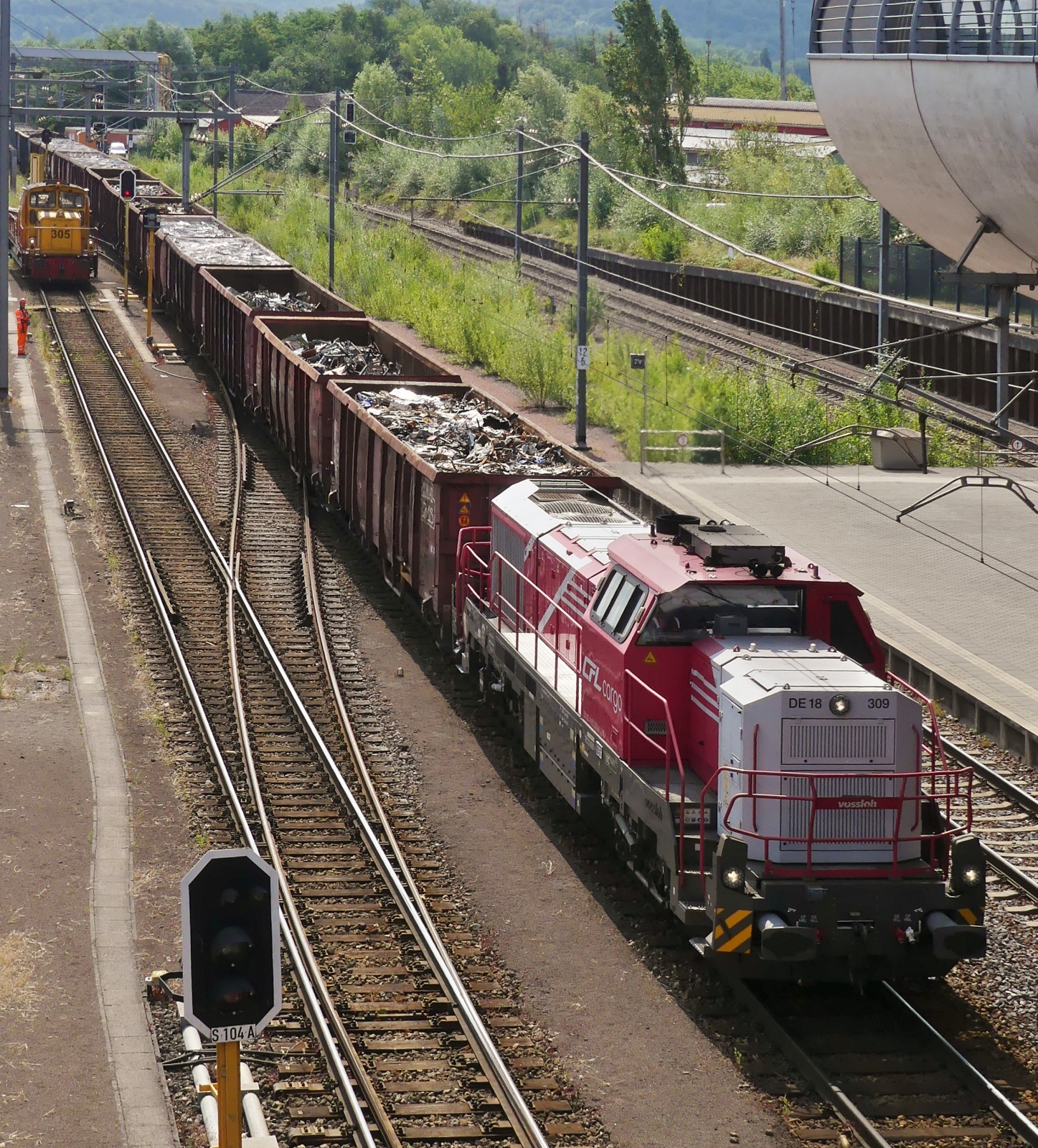 CFL Lok DE18 309 fährt mit einem Güterzug in den Bahnhof Belval Université ein. 07.2023