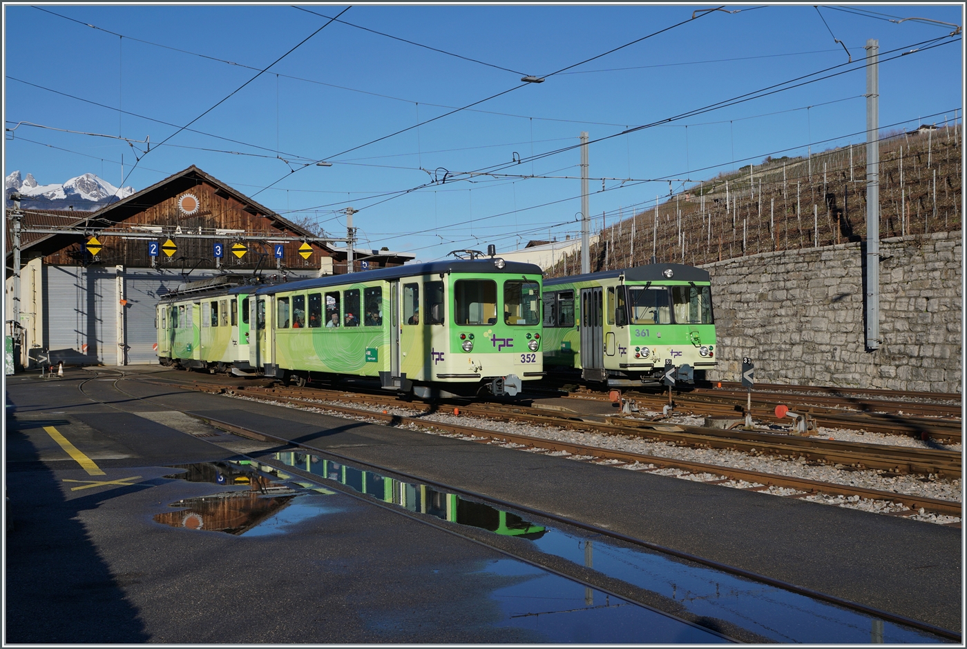 Da der R 70 325 zusätzlich zum Stunden-Takt, fährt, ergibt sich in  Aigle Dépôt A- AL eine Kreuzung mit mit dem R 70 332. Während der R 70 325 von Leysin nach Aigle bereits am Bahnsteig von Aigle Dépôt A- AL die Reisenden ein- und aussteigen lies, wird der nach Leysin fahrende R 70 332 dies nach der vollzogenen Kreuzung tun. 

27. Jan. 2024