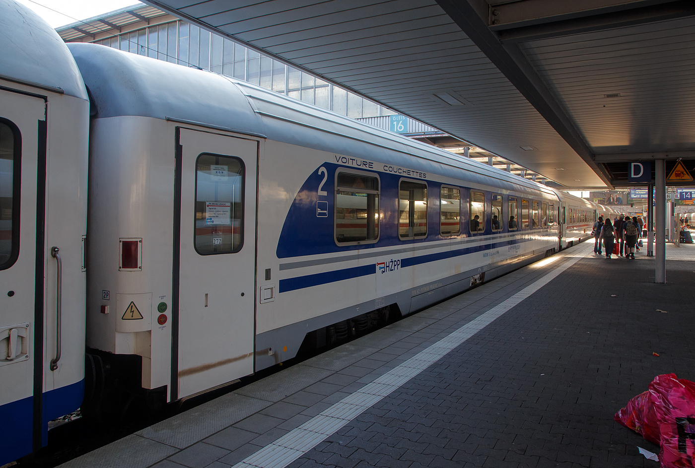Der 2te Klasse Liegewagen HR-H� PP 61 78 59-70 001-6 der Gattung Bcee der H�PP - Hrvatske �eljeznice Putnički prijevoz/ Kroatische Eisenbahnen Personenverkehrssparte am 25 Juli 2022 im Hbf M�nchen eingereiht im Zugverband als Wagen 272 des EN 498 „Lisinski“ (Zargreb – Dobova – Ljubjana – Jesenice – Villach – Salzburg – M�nchen) / EN 462 „K�lm�n Imre“ (Budapest - Győr - Hegyeshalom - Wien Hbf - Linz – Salzburg - M�nchen).

TECHNISCHE DATEN:
L�nge: 24.500 mm
Drehzapfenabstand: 17.200 mm
Eigengewicht: 51 t
Pl�tze/Liegen: 54 in 9 Abteilen � 6 Pl�tze
Dienstabteil: 1
Toiletten/WC: 2
H�chstgeschwindigkeit: 160 km/h
Bremse: KE-PR-Mg