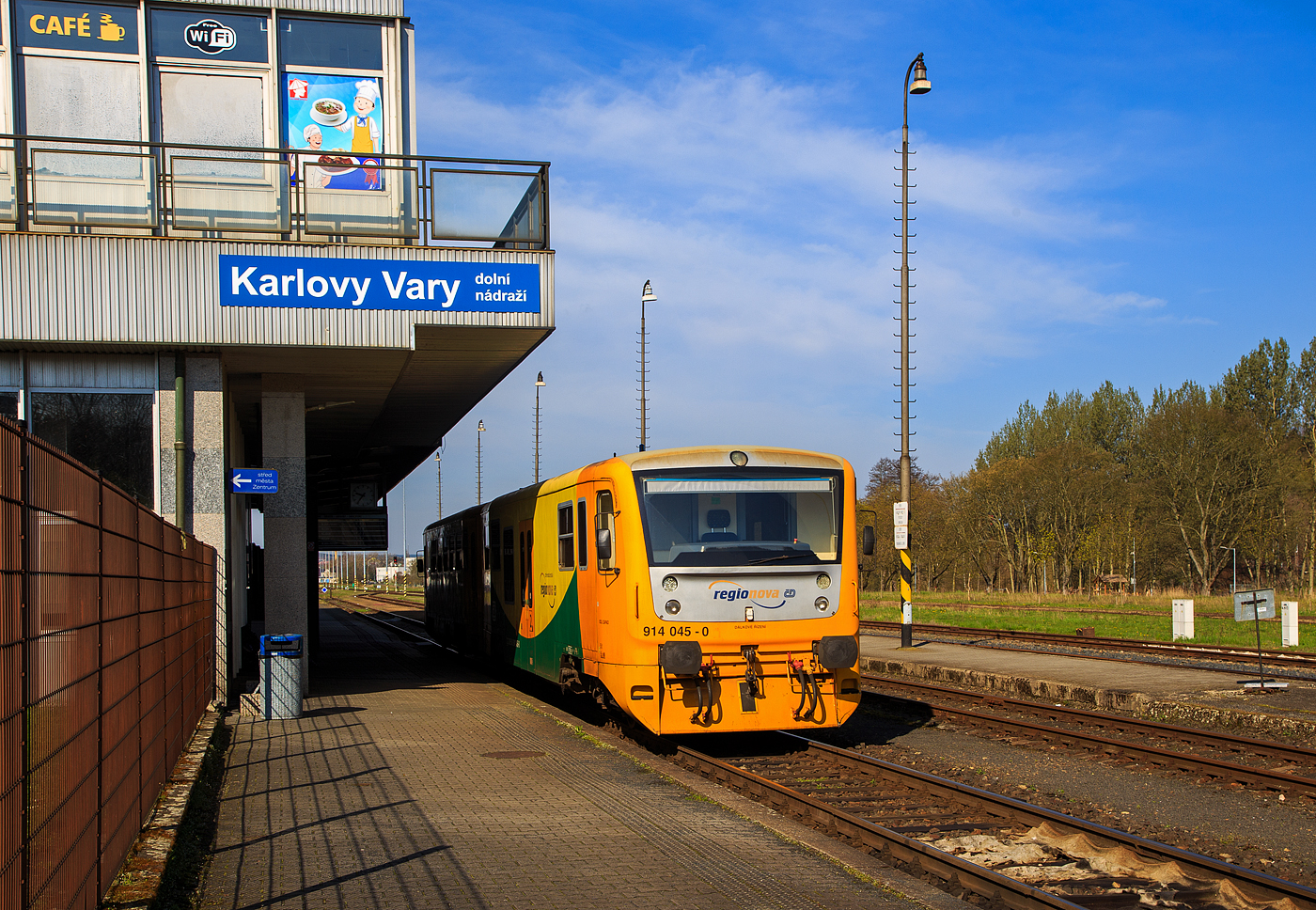 Der „Regionova“ 814 045-1/ 914 045-0 (CZ ČD 95 54 5 814 045-1/ CZ ČD 95 54 5 914 045-0), ein Dieseltriebwagen mit Niederflurbereich der tschechischen České dráhy (ČD), steht am 21.04.2023 in Karlovy Vary dolní nádraží (Karlsbad unterer Bahnhof), als Os 17106 nach Johanngeorgenstadt (Sachsen) via Karlovy Vary, Nejdek und Potucky, zur Abfahrt breit. Aber noch sind die Türen verschlossen.

Die Fahrzeuge der ČD-Baureihe 814/914 entstanden im Rahmen eines Rekonstruktionsprogrammes (2005 bis 2012) aus den Fahrzeugen der ČD-Baureihe 810,ex ČSD M 152.0  Chcípák  (Brotbüchse). Von den ČD werden sie als „Regionova“ vermarktet. Die Achsfolge 1'A' + 1'1 (jeweils zweiachsiger Trieb- und Steuerwage) merkt man als Fahrgast sehr.

Technische Merkmale:
Wesentliche Veränderungen gegenüber der Ursprungsbauart sind eine neue, leistungsfähigere Antriebsanlage mit dem Dieselmotor TEDOM M1.2C ML 640SE (ehemals LIAZ), welcher unter dem Wagenboden untergebracht ist. Es handelt sich um einen Viertakt-Reihen-6-Zylinder-Dieselmotor  mit Turbolader und Ladeluftkühler. Jeder Zylinder hat zwei Einlass- und zwei Auslassventile und eine Einspritzdüse. Die Kraftstoffeinspritzung erfolgt direkt; es wird von einer elektronisch gesteuerten Einspritzpumpe bereitgestellt. Die Ventile werden von einer einzigen Nockenwelle angetrieben. Der Ventiltrieb ist vom Typ OHV (überhängende Ventile). Die Abgase werden durch das Auspuffrohr auf das Dach des Fahrzeuges geleitet. Der Verbrennungsmotor erfüllt die EURO II-Emissionsgrenzwerte. Die Motorkühlung wird wie Wasser gehandhabt – die Kühlung des Motorkreislaufs und des Getriebes erfolgt über einen Aluminiumkühler der Firma AKG. Der Kühlerlüfter wird hydrostatisch angetrieben. Die Schmierung des Verbrennungsmotors erfolgt durch unter Druck stehendes Öl. 

Die Kraftübertragung vom Dieselmotor erfolgt über ein hydromechanisches Getriebe VOITH DIWA 864.3E auf die Achse. Zudem wurde eine bequemere Innenausstattung mit behindertengerechter Toilette, bessere Arbeitsbedingungen für den Lokführer, bessere Fahreigenschaften und geringere Umweltauswirkungen der Antriebsanlage erreicht. Die Regionova sind nach wie vor mit Schraubenkupplung ausgerüstet und somit mit anderen Fahrzeugen freizügig kuppelbar.

Im Steuerwagen, der zwischen den Radsätzen einen Niederflurbereich auf etwa 50 % der Wagenlänge aufweist, befinden sich das Traglastenabteil, eine Auffahrrampe für Rollstühle, die Toilette und 34 Sitzplätze. Der Einstieg liegt in diesem Bereich in Wagenmitte. Der Triebwagen, in normaler Bodenhöhe aufgebaut, besitzt Fahrgastabteile mit 50 Sitzplätzen. Die Antriebsanlage liegt wie bei der Ursprungsbauart unter dem Wagenboden, auch die Lage der Einstiege wurde bei den Triebwagen nicht verändert.

Neben der Baureihe 814.0 wurden ab 2007auch Fahrzeuge  zur dreiteiligen (Trio) Baureihe 814.2 umgebaut. Eine solche Einheit besteht dann aus zwei Motorwagen und einem Mittelwagen. Die dreiteiligen Züge bieten 135Sitzplätze anstatt bei den zweiteiligen Wagen 84. 

TECHNISCHE DATEN der BR 814.0/914.0 (zweiteilig / Duo):
Hersteller: BR 810 Vagónka Studénka  (heute Škoda Vagonka a.s.) 
Umbau: Pars Nova a.s. in Šumperk (heute auch Škoda)
Spurweite: 1.435 mm (Normalspur)
Achsfolge: 1'A' + 1'1
Länge über Puffer: 28.440 mm
Leergewicht: 39.6 t
Radsatzfahrmasse: 9,75 t
Motorentyp: 1x TEDOM M1.2C ML 640SE (ehemals LIAZ)
Motorhubraum: 11.946 Liter (Bohrung 130 mm / Hub 150 mm)
Installierte Leistung: 242 kW bei 1.950 U/min
Getriebe: Voith Diwa 864.3E
Leistungsübertragung: hydromechanisch
Anfahrzugkraft: 54 kN
Höchstgeschwindigkeit: 90 km/h
Sitzplätze: 84
Stehplätze: 105
Fußbodenhöhe: 570 mm (Niederflurteil)