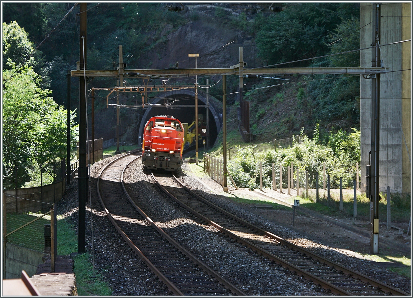 Der Ausgang des 1567 Meter langen Prato-Kreiskehrtunnel ist nicht sehr fotogen zudem wird die Szene durch die Autobahn verschandelt. Trotzdem hier ein Bild mit der SBB Am 840 005-0 auf der Fahrt in Richtung Rodi Fieseo.

4. Sept. 2023