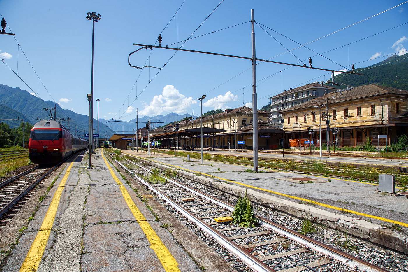 Der Bahnhof Domodossola (italienisch Stazione di Domodossola) am 26 Mai 2023 vom Gleis 6 in südlicher Blickrichtung. 

Der Bahnhof wurde am 9. September 1888 zusammen mit dem Rest des Abschnitts Domodossola - Arona der Eisenbahnlinie Mailand - Domodossola eröffnet. Es wurde im Rahmen eines seit den 1870er Jahren geplanten Eisenbahnbauprojekts gebaut. Ziel des Projekts war es, die Isolation des Ossola- Tals zu überwinden, indem es mit Novara und Turin verbunden wurde.

Am 1. Juni 1906 wurde Domodossola durch die Eröffnung des Simplon-Tunnels und der durch ihn fahrenden Brig-Domodossola-Eisenbahn zu einer internationalen Einrichtung ausgebaut.
