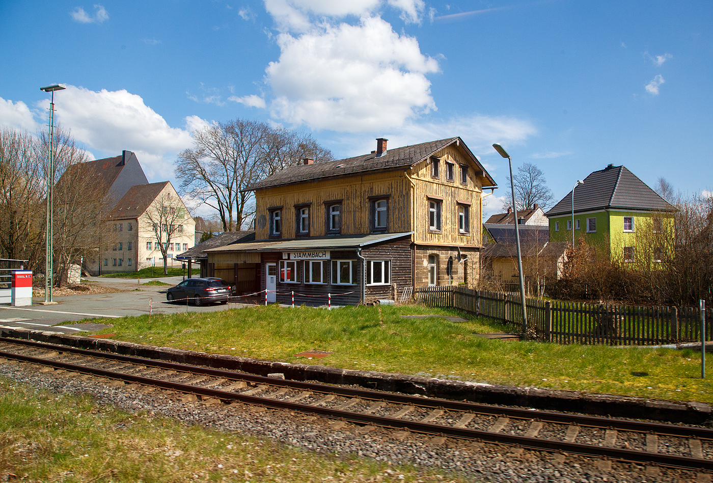 Der Bahnhof Stammbach mit dem darin/dran befindlichen1956 gebautes mechanisches Fdl-Stellwerk (Sf) bei km 93,05 an der Bahnstrecke Bamberg-Hof (KBS 850 / Teil der Ludwig-S�d-Nord-Bahn), hier am 21.04.2023 aus einem Zug heraus fotografiert.

Der Bahnhof ist im Nordosten der Marktgemeinde Stammbach. Das Bahnhofsgeb�ude ist heute ein Baudenkmal. Das Hauptgeb�ude ist zweigeschossig, das Obergeschoss ist verschalt und verf�gt �ber ein Satteldach. Denkmalgesch�tzt sind auch die eingeschossigen Anbauten, das Stellwerk, die Signalanlagen und die Gleisspannanlagen, die in der Zeit um 1850 bis 1930 entstanden sind.

Die Erschlie�ung Stammbachs mit der Eisenbahn erfolgte 1848 als Teil der Ludwig-S�d-Nord-Bahn unter dem bayerischen K�nig Ludwig I. Die Trasse f�hrte nach der Schiefen Ebene n�rdlich an Stammbach vorbei, sodass der Bahnhof zun�chst au�erhalb der Ortschaft angelegt wurde. Mit der Zeit bildete sich dort ein eigener Ortsteil. Die Anbindung war im Zuge der Industrialisierung und der aufbl�henden Textilindustrie ein wichtiger Standortfaktor. 

Er besitzt zwei Bahnsteige mit einer H�he von 28 Zentimetern, den am Gleis 1 mit 136 Metern L�nge und den am Gleis 3 von 125 Metern L�nge. Letzterer ist durch einen mit einer Schranke gesicherten h�hengleichen �berweg zu erreichen und stark bewachsen. Die einzige Weiche besteht beim �bergang von der nur noch eingleisigen Strecke aus Richtung Bamberg–Neuenmarkt-Wirsberg–Marktschorgast zur zweigleisigen Fortf�hrung nach Hof.