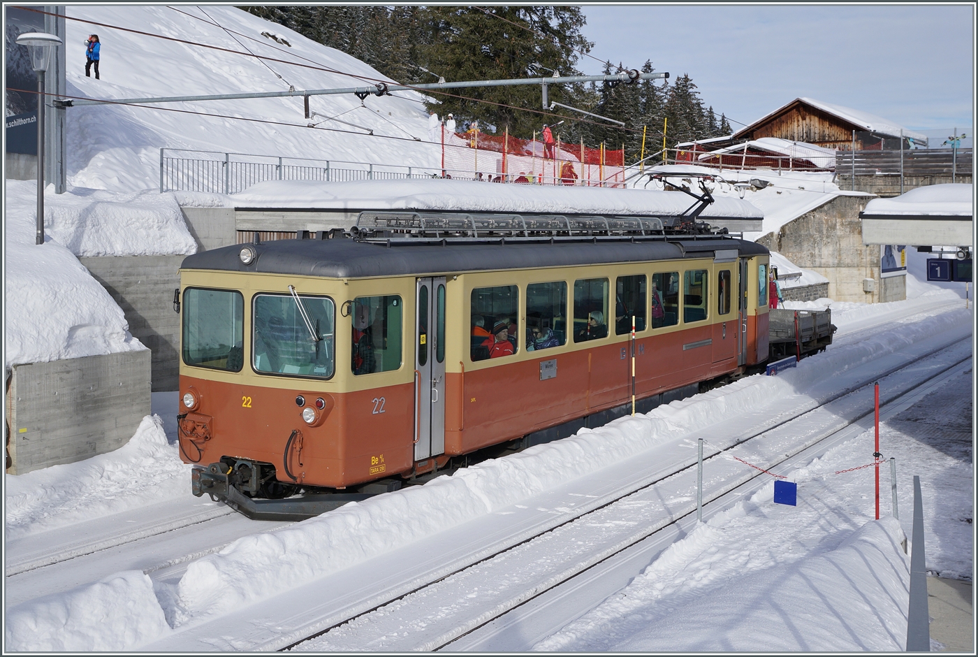 Der BLM Be 4/4 22 ist als Regionalzug R66 zwischen Grütschalp und Winterberg unterwegs und ist hier beim Halt in Winteregg zu sehen. 

16. Jan. 2024