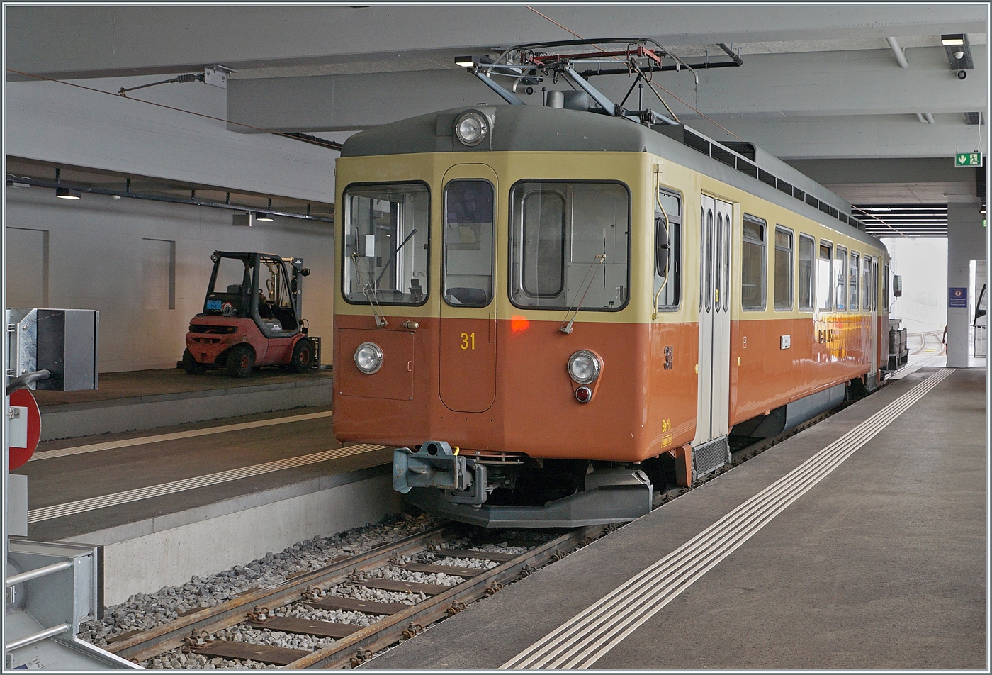 Der BLM Be 4/4 31  LISI  steht in Mürren. Es deutet nicht darauf hin das der gut gepflegte Triebwagen gut drei Monate später zerlegt und zur Verschrottung ins Tal transportiert wird. 
(Wobei die Umstellung des Betriebs auf die neuen Be 4/6 ab dem ende der Saison bekannt war.)

23. Juli 2024