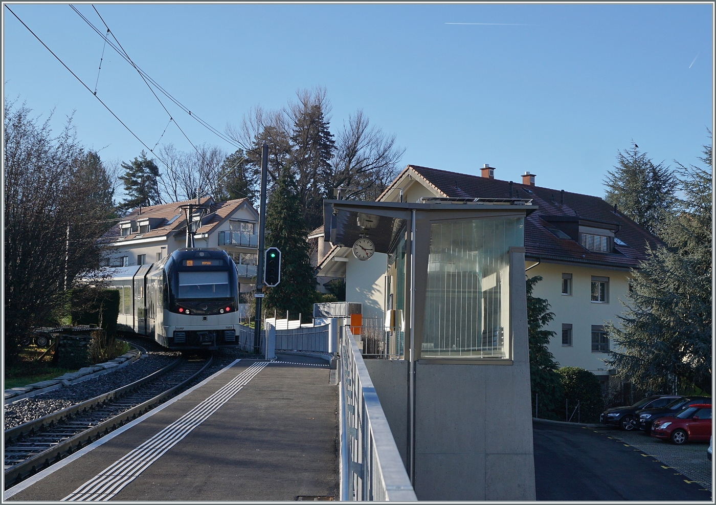 Der CEB MVR ABeh 2/6 7502  Blonay  verlässt die neue Haltestelle Vevey Vignerons, welche Clies und Gilamont ablöst und gegen den leider nicht erfolgreichen, aber kräftigen Widerstand der Anwohner mit etlicher Verspätung realisiert wurde. 

7. Januar 2023