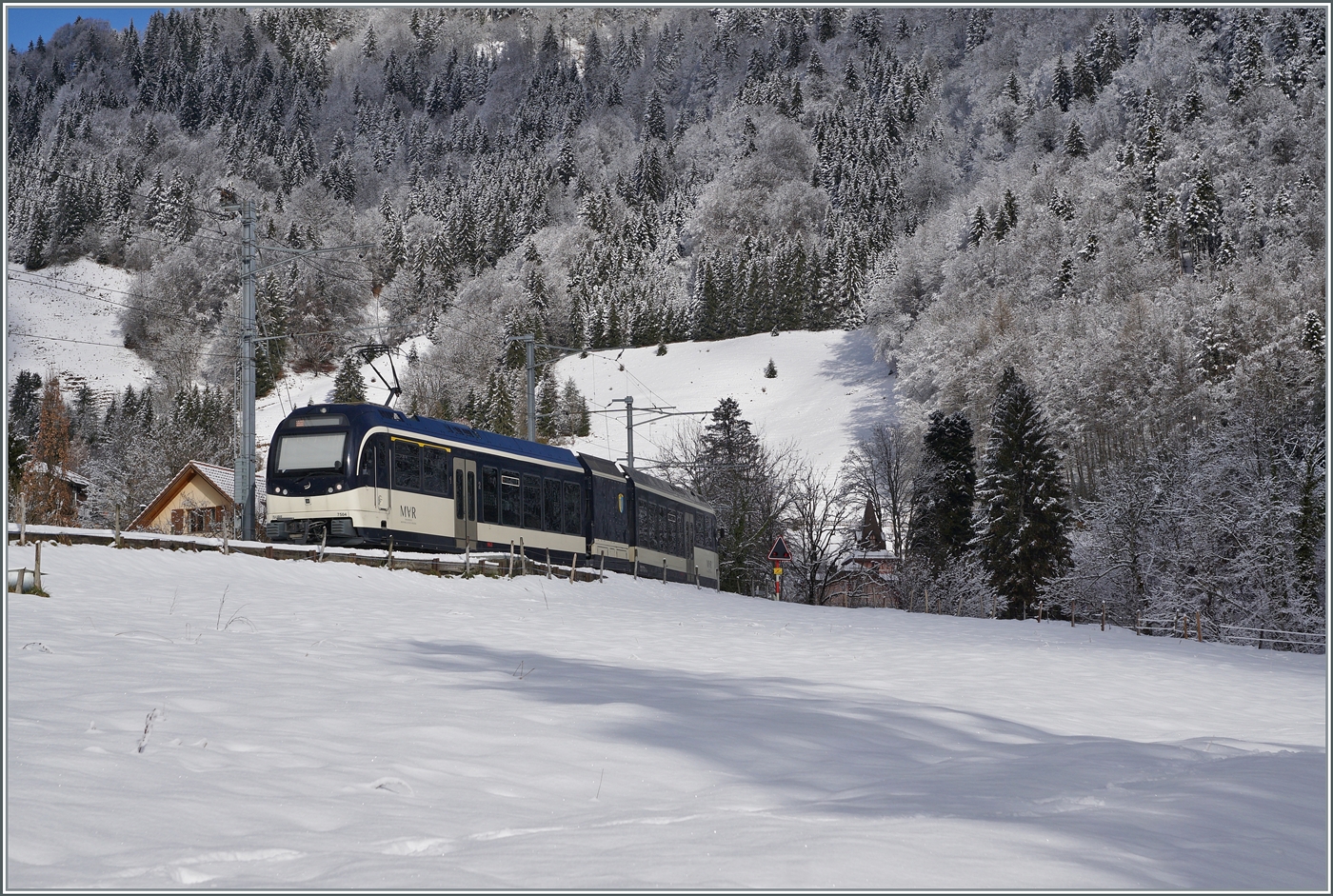 Der CEV MVR ABeh 2/6 7504  VEVEY  erreicht als R 34 2318 Les Avants, welches sich herlich verschneit zeigt. 

3. Jan. 2025 