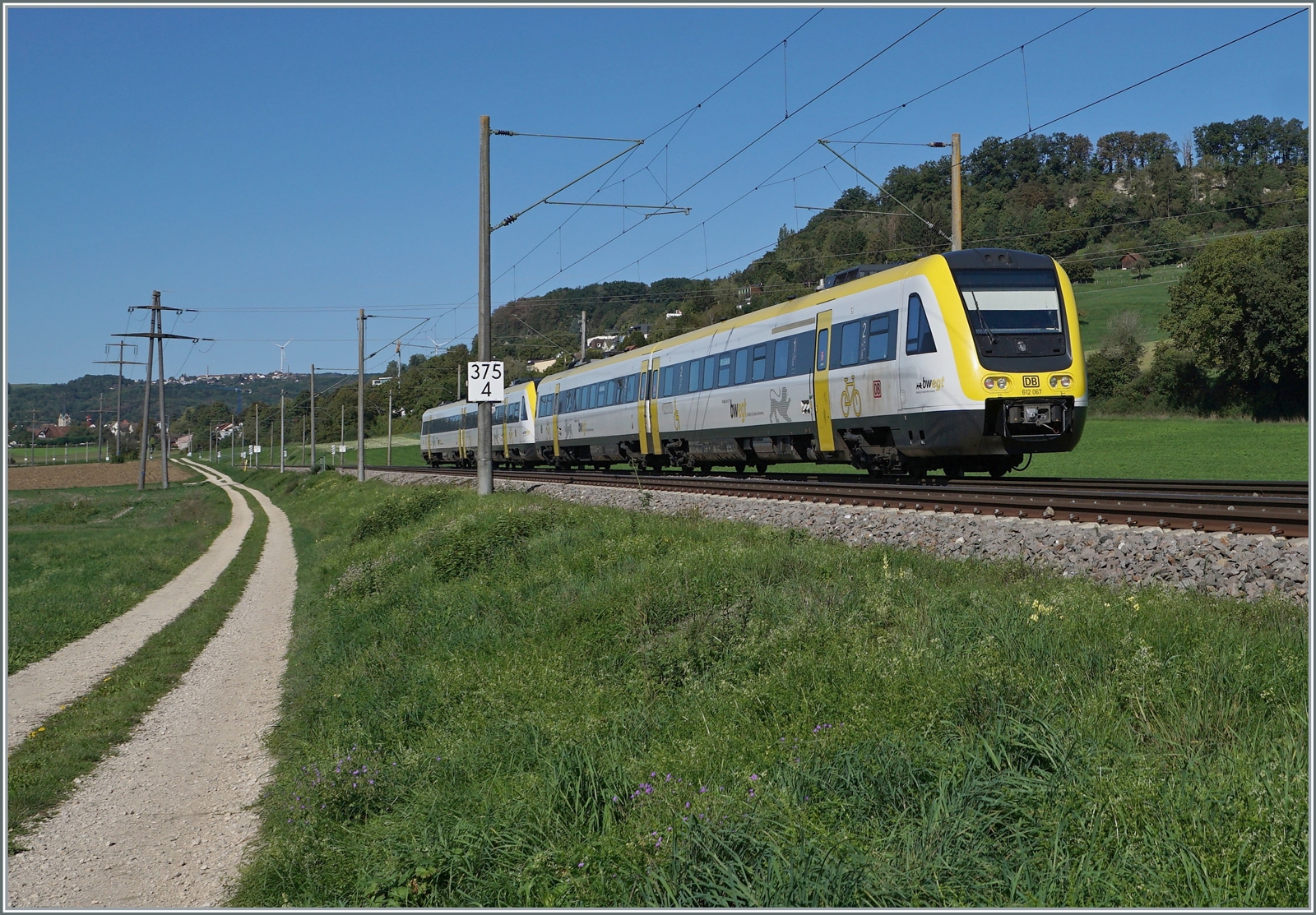 Der DB 612 067 und ein weiterer sind bei Bietingen als IRE 3050 auf dem Weg nach Basel Bad Bf. 

19. Sept. 2022