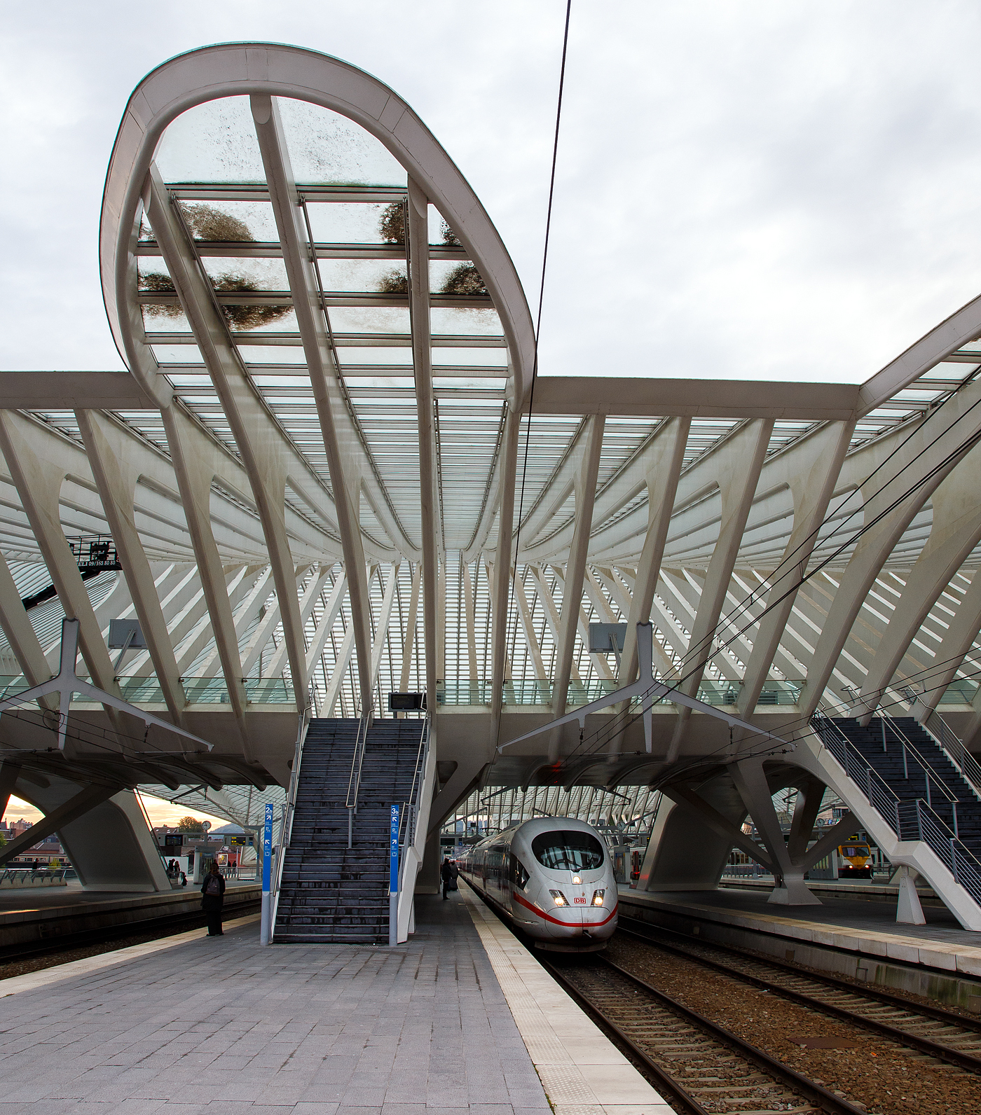 Der DB ICE-3M (BR 406) Tz 4611  Düsseldorf  hat am 03.10.2015, als ICE 18 von Frankfurt a.M. Hbf via Köln Hbf nach Bruxelles-Midi, den Bahnhof Liège Guillemins (Lüttich-Guillemins) erreicht.