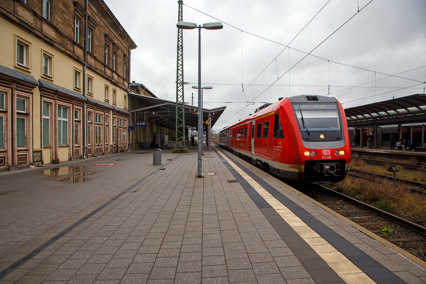 Der Dieseltriebwagen mit Neigetechnik 612 482 / 612 982 (95 80 0612 482-9 D-DB / 95 80 0612 982-8 D-DB), ein Bombardier  RegioSwinger  der DB Regio Bayern, hat als RE 35 „Main-Saale-Express“ (Bamberg – Lichtenfels –Hof), am 17.04.2023 seinen Zielbahnhof Hof erreicht.

Der Triebzug wurde 2003 von Bombardier unter den Fabriknummer 24173 und 24174 gebaut.

Die Fahrzeuge der Baureihe 612 sind Neigetechnik-Nahverkehrsdieseltriebwagen der Deutschen Bahn. Die Fahrzeuge werden vor allem als Regional-Express und Interregio-Express auf bogenreichen Strecken eingesetzt. Der Hersteller Bombardier Transportation bezeichnet die Fahrzeuge als RegioSwinger.