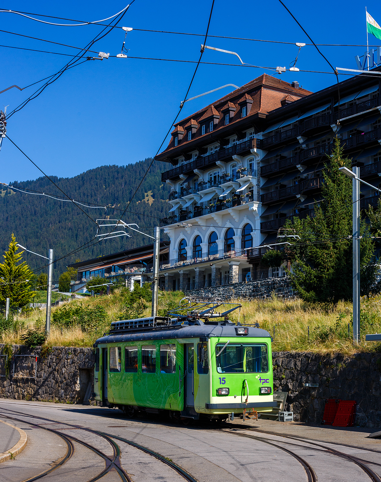 Der dreiachsige Triebwagen TPC BVB Be 2/3 - 15 ist am 10.September 2023 in Villars-sur-Ollon abgestellt, hier wird er noch öfter zum Rangierdienst eingesetzt.

Der dreiachsige Triebwagen (Straßenbahntriebwagen) wurde 1948 von SWS (Schweizerische Wagons- und Aufzügefabrik AG) in Schlieren gebaut, die elektrische Ausrüstung ist von der MFO (Maschinenfabrik Oerlikon). Geliefert wurde er für den reinen Adhäsions-Straßenbahnbetrieb der BVB - Bex–Villars–Bretaye-Bahn. 

TECHNISCHE DATEN:
Spurweite: 1.000 mm
Achsfolge: A' 1' A'
Inbetriebsetzung: 1948
Länge über Puffer: 10.730 mm
Gewicht: 15,0 t
Höchstgeschwindigkeit: 40 km/h
Maximale Neigung: 57 ‰ (Adhäsion)
Sitzplätze: 29
Stehplätze: 32
Fahrleitungsspannung: 750 V = (heute 1500 V =)
Kupplung: +GF+

Für das 3,3 Kilometer lange Teilstück Bex–Bévieux und den 5,6 Kilometer langen Abschnitt Gryon – Villars-sur-Ollon – (bis 1961bis Chesières) wurden Straßenbahn Triebwagen beschafft. Die neusten Triebwagen waren die Be 2/3 Nr. 15 und 16, die 1948 von SWS und MFO geliefert wurden und bis zur Einstellung des Trambetriebs (1961) im Einsatz standen. Zudem konnten die BVB Motorwagen von Straßenbahnbetrieben erwerben, wie der Be 2/2 Nr. 9 der Verkehrsbetriebe Zürich oder der 1948 übernommene Be 2/2 Nr. 9 der eingestellten Straßenbahn Biel.

Die Abschnitt Bex–Bévieux wurde von Beginn an als Straßenbahn betrieben. Bis zum 15. Dezember 2002 wurde die Strecke jede Stunde von einem Adhäsionstriebwagen befahren, der für die Strecke etwa 12 Minuten benötigte. Die letzten anderthalb Jahre verkehrten nur noch fünf Kurspaare am Morgen. Danach verschwanden sechs Haltestellen zwischen Bex und Bévieux, die anderen sechs werden von den stündlichen Zügen von und nach Villars bedient. Bis 2015 verkehrte ein morgendliches Kurspaar von Bevieux zum Bahnhof und zurück. Dieses Kurspaar wurde von einem der beiden dreiachsigen Tramwagen geführt.

Neben den direkten Zügen Bex–Villars–Chesières mit Fahrzeugen, die die Zahnradstrecke ins Tal befahren, verkehrten Straßenbahnkurse mit Tramwagen zwischen Gryon und Chesières im reinen Adhäsionsbetrieb. Die Straßenbahnlinie wurde während vielen Jahren von Touristen und Einheimischen benutzt. Nachdem Chesières mit einer direkten Buslinie von Aigle erschlossen wurde, verlor der Trambetrieb an Bedeutung. Mit dem zunehmenden Individualverkehr empfand man die Straßenbahn auf den schmalen Straßen zunehmend als Hindernis, sodass der Betrieb auf dem Teilstück Villars–Chesières am 30. September 1961 vorläufig und am 1. Dezember 1963 endgültig eingestellt wurde. Das Tram wurde durch eine Buslinie ersetzt, die Strecke 1964 abgebrochen.

Als Saisonverstärkung verkehrten zwischen Gryon und Villars-sur-Ollon immer noch einer der beiden Straßenbahn Triebwagen Nr. 15 und 16.

