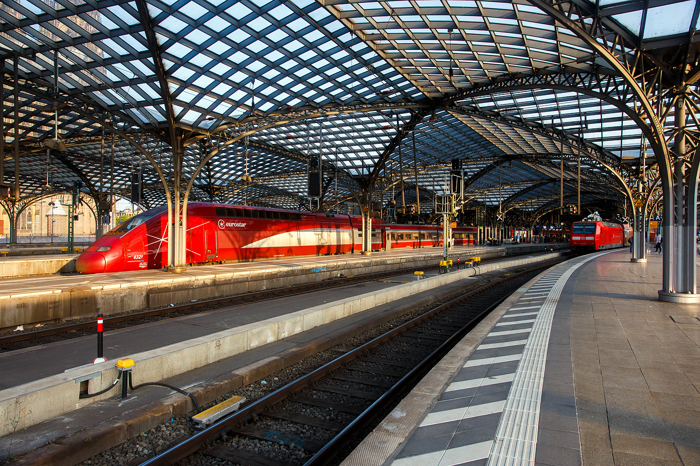 Der Eurostar PBKA 4321 steht am 18 Juni 2025, als Eurostar EST 9414 von Dortmund Hbf via Köln und Brüssel nach Paris Nord, im Hauptbahnhof Köln zur Weiterfahrt bereit. Ganz Rechts auf Gleis 8 steht die 146 004 mit dem RE 9 Siegen – Aachen. 