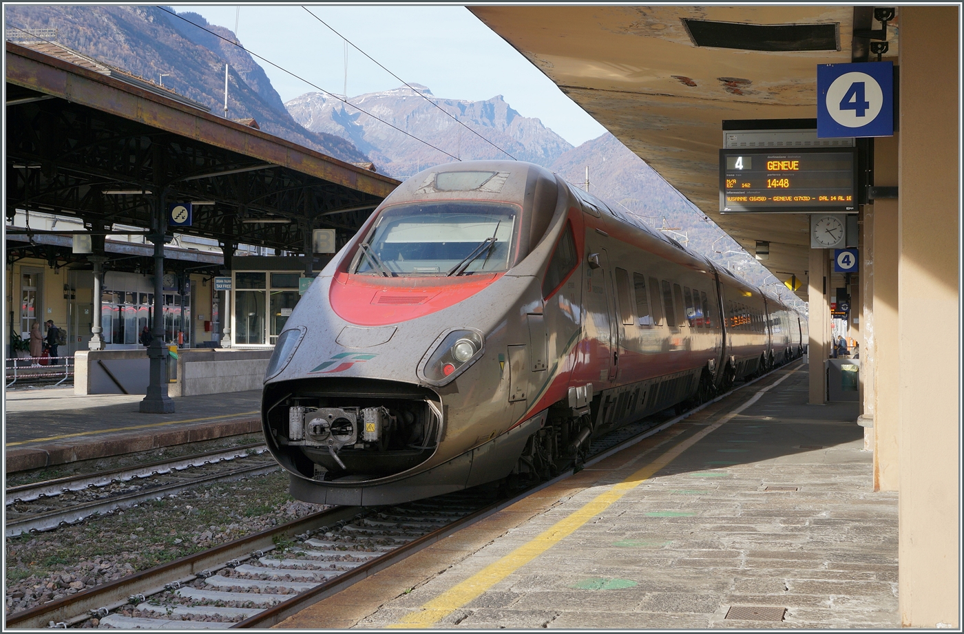 Der FS Trenitalia ETR 610 003 ist als EC 143 am frühen Vormittag in Domodossola angekommen und wartet nun einige Stunden auf die Rückfahrt als EC 142 nach Genève. 

13. Nov. 2025