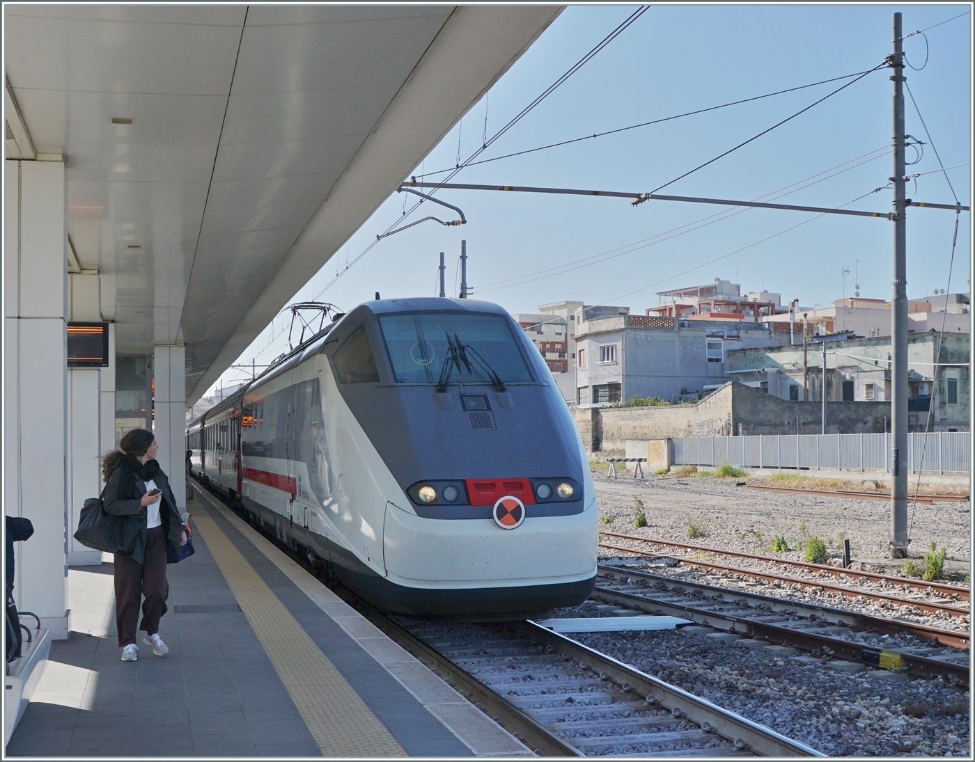 Der FS Trenitalia IC 608 von Lecce (ab 6:23) nach Bologna Centrale (an 15:00) erreicht Trani. 

22. April 2023