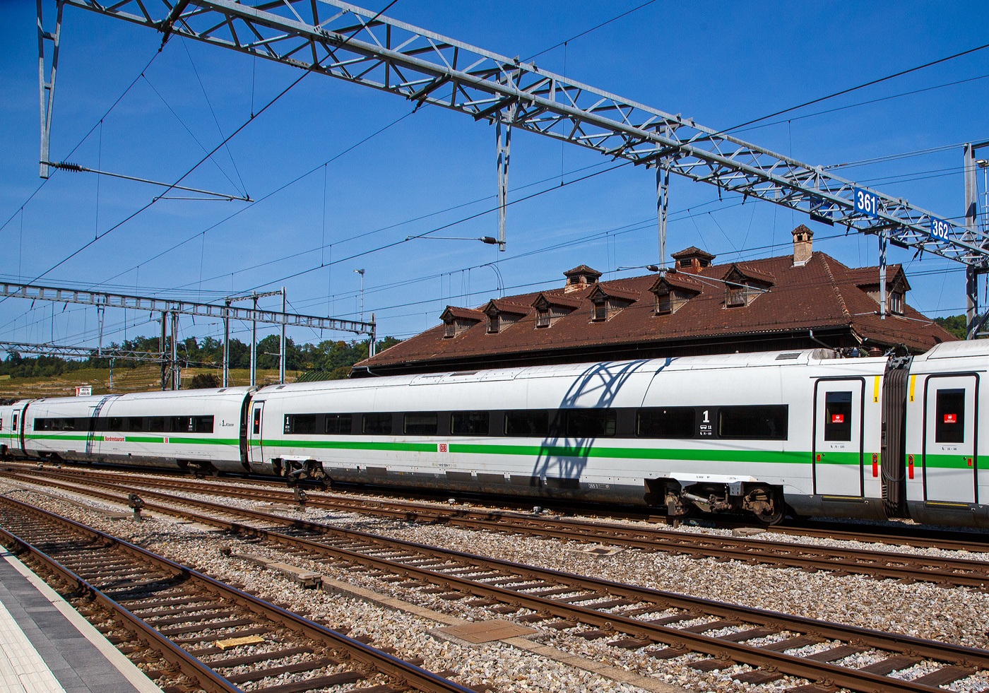 Der gr�n gestreifte ICE 4 der BR 412.0, Tz 9024 der DB Fernverkehr AG am 08 September 2021(als ICE 275) bei der Einfahrt in den Bahnhof Spiez. Hier recht (vorne) der eigenst�ndige angetriebene Wagen (sogenannte „Powercar“), der 1. Klasse-Wagen der Gattung Apmz 1412.0 (93 80 1412 024-1 D-DB) eingereiht als Wagen 11. Dahinter (links) eingereiht als Wagen 10 das/der Bordrestaurant/1. Klasse-Wagen der Gattung ARmz 8812.0 (93 80 8812 024-2 D-DB).

Die Triebz�ge haben keine Triebk�pfe wie die ersten beiden ICE-Baureihen, sondern besitzen mehrere eigenst�ndige angetriebene Wagen (sogenannte „Powercars“), die �ber die Zugl�nge verteilt sind.

TECHNISCHE DATEN Apmz 1412.0:
Spurweite: 1.435 mm
Achsfolge: Bo’Bo’
L�nge �ber Puffer: 28.750 mm
Drehzapfenabstand: 18.500 mm
Achsabstand im Triebdrehgestell: 2.600 mm
Treibraddurchmesser:  920/840 mm (neu/abgenutzt)
Leergewicht: 67 t
Sitzpl�tze: 67
Anzahl der WC: 2

TECHNISCHE DATEN ARmz 8812.0 (Speisewagen):
Spurweite: 1.435 mm
Achsfolge: 2’2’
L�nge �ber Puffer: 28.750 mm
Drehzapfenabstand: 18.500 mm
Drehgestelltyp: Bombardier Flexx Eco 5101
Achsabstand im Laufdrehgestell: 2.300 mm
Laufraddurchmesser:  825/750 mm (neu/abgenutzt)
Leergewicht: 47,5 t
Sitzpl�tze im Bordrestaurant: 22 (ca.9 Stehpl�tze im Bordbistro)
Sitzpl�tze im 1. Klasse Gro�raumabteil: 21
WC: kein WC