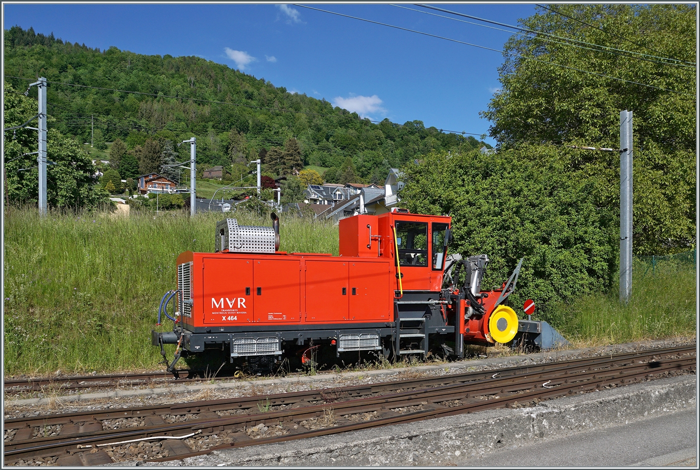 Der nächste Winter kommt bestimmt, aber vorerst freuen wir uns auf den Sommer. In Blonay steht die MVR X 464 Schneefrässe. 

18. Mai 2025 