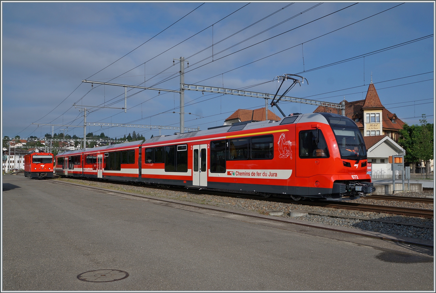 Der neue CJ ABe 4/12 672 (Be 2/4 - B - Be 2/4 672) ist auf Testfahrt. Der Triebzug hat Le Noirmont erreicht, wo er für die Rückfahrt wendet. 26. Juni 2024