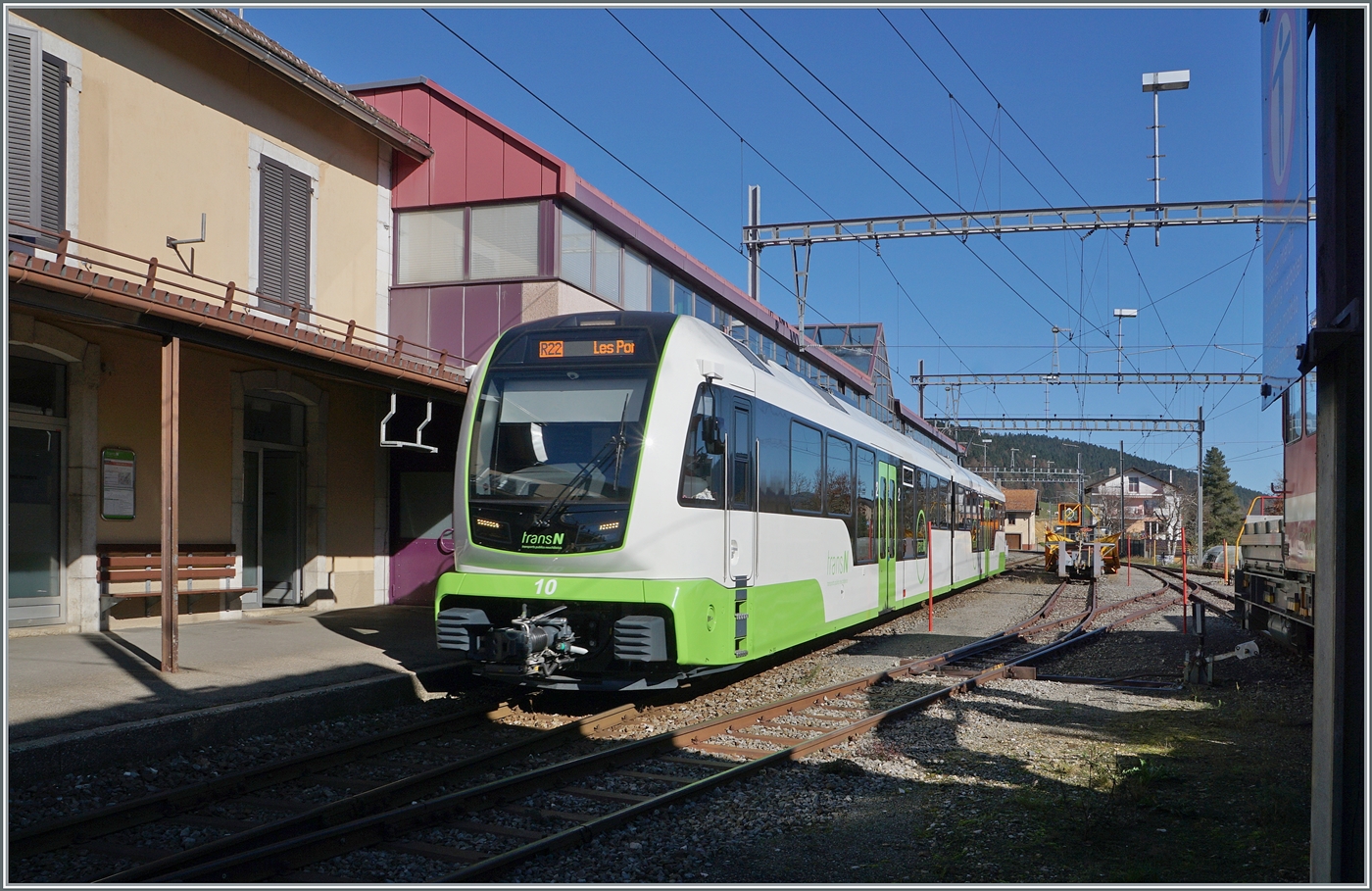 Der neue cmn transN Abe 4/6 N° 10 erreicht von La Chaux de Fonds kommend sein Ziel Les Ponts de Martel. 

28. Okt. 2024