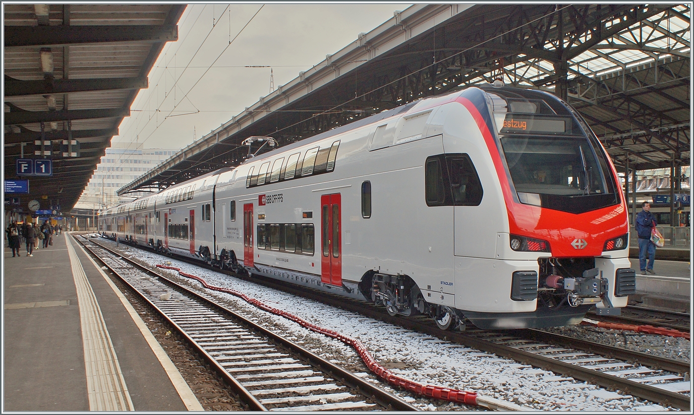 Der neue SBB RABe 512 008 (94 85 0 512 008-9 CH-SBB) für den Fernverkehr bei einer Test-Fahrt in Lausanne. Noch fehlen die Anschriften für die erste und zweite Klasse.

23. Jan. 2023