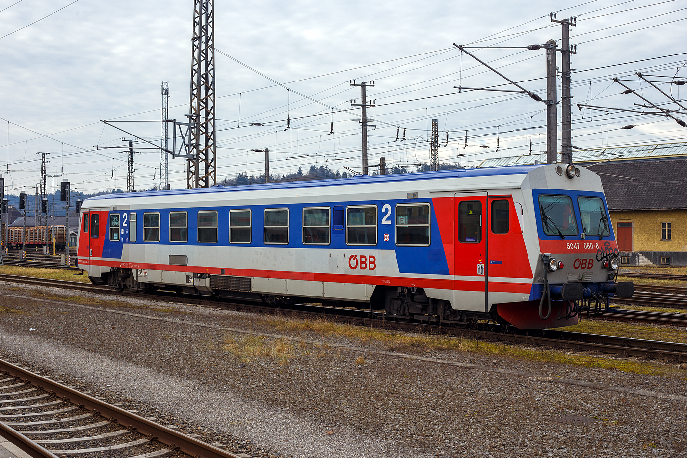 Der ÖBB 5047 060-8 (ÖBB BVT 5047 060-8), ein Dieseltriebwagen vom Typ Jenbacher J3995, rangiert am 14 Januar 2025 im Bahnhof Attnang-Puchheim.

Der Triebwagen 5047 060-8 wurde 1991 von den Jenbacher Werken in Jenbach (Tirol) unter der Fabriknummer J3995-060 gebaut.

Die Reihe 5047 der Österreichischen Bundesbahnen (ÖBB) sind Dieseltriebwagen die im Regionalverkehr eingesetzt werden. Der Einsatz im Planverkehr begann 1987. Die Triebwagen wurden von den Jenbacher Werken gebaut. Die GySEV Raaberbahn und die Steiermarkbahn besitzen bzw. besaßen ebenfalls Triebwagen dieser Bauart.

Geschichte:
Von den ÖBB wurde 1983 ein Auftrag für sechs neue Dieseltriebwagen nach dem Vorbild der deutschen Baureihe 627 an die Jenbacher Werke vergeben. Das erste Fahrzeug wurde im Juli 1987 fertiggestellt und bei einer internationalen Pressefahrt nach Rosenburg am Kamp präsentiert. Nach erfolgreichem Einsatz auf den Strecken im niederösterreichischen Weinviertel, wo die sechs 5047er in einem rasch konzipierten „Sonderplan“ verwendet wurden, wurden für die ÖBB insgesamt 100 Triebwagen (mit geänderten Wandler-Getriebe) der Reihe 5047 und fünf Doppeltriebwagen-Garnituren der Reihe 5147 gebaut. Der Solo-5047 kostete damals 27 Mio. Schilling, ein Steuerwagen wäre mit 22 Mio. Schilling kaum günstiger gekommen. Daher kam für den 5147 die Lösung als Doppeltriebwagen in Form von zwei kurzgekuppelten Fahrzeugen zum Tragen.

Diese beiden Fahrzeugtypen ersetzten die alten Reihen 5044, 5144, 5145, 5146 und 5081, die teilweise noch aus der Zwischenkriegszeit stammten, technisch veraltet und am Ende ihrer wirtschaftlichen Nutzungsdauer angelangt waren. Im Gegensatz zu lokbespannten Zügen können die Triebwagen im Einmannbetrieb ohne Zugbegleiter (ÖBB-Bezeichnung „0:0“) gefahren und somit Personalkosten reduziert werden, da der Triebfahrzeugführer auch den Fahrscheinverkauf durchführen kann. Später wurden alle Fahrzeuge mit Fahrscheinautomaten ausgestattet, dies macht heute den Fahrscheinverkauf durch den Triebfahrzeugführer obsolet. Mit dem Einsatz dieser Fahrzeuge konnten die ÖBB auf zahlreichen Nebenstrecken eine Verbesserung des wirtschaftlichen Ergebnisses erzielen.

Die Triebwagen 5047 001 bis 032 wurden ab Werk in elfenbein, ultramarinblau und blutorange lackiert, 033 bis 100 in achatgrau, ultramarinblau und verkehrsrot.

Der Erfolg der Triebwagen veranlasste die beiden österreichischen Privatbahnen Steiermärkische Landesbahnen (heute Steiermarkbahn und Bus GmbH) und Raab-Ödenburg-Ebenfurter Eisenbahn (heute GYSEV Raaberbahn AG) ebenfalls zur Anschaffung von je zwei Fahrzeugen dieser Baureihe, die nach ÖBB-Regeln abgenommen wurden. Zum „Kilometerausgleich“ für den Einsatz von ÖBB-Fahrzeugen auf den Privatbahnen kommen diese Triebwagen auch auf ÖBB-Strecken zum Einsatz. Im Unterschied zu den ÖBB-Triebwagen haben die Privatbahnfahrzeuge Rollbandanzeigen an den Fronten.

Weiters beschaffte die NVAG (heute Norddeutsche Eisenbahngesellschaft Niebüll) einen Triebwagen, welcher auf der Strecke Niebüll – Dagebüll im Einsatz steht. Dieser hat eine andere Inneneinrichtung mit erster und zweiter Klasse.

Technik:
Die gesamte Antriebsanlage unterflur angeordnet. Seine Kraft erzeugt der Dieseltriebwagen Reihe 5047 aus einem 12-Zylinder-V-Motor mit Abgasturbolader und Ladeluftkühlung vom Typ MTU 12V183TC12 (Mercedes-Benz OM444) mit 21,93 l Hubraum und einer Leistung von 419kW (570PS). Derselbe Motor ist auch in den Triebwagen DB-Baureihe 628.2 eingebaut. Die Kraftübertragung geschieht über ein Turbogetriebe mit zwei Drehmomentwandlern System Föttinger sowie einer Hydrodynamischen Bremse. Um die Kühlleistung des Getriebeöles zu erhöhen, wird bei der Betätigung der Hydrobremse die Motordrehzahl erhöht. Angetrieben wird das Drehgestell auf der dem Mehrzweckraum abgewandten Seite. Dieses Drehgestell nimmt auch die Magneten für die Indusi bzw. in neuerer Zeit der PZB auf. Am Laufdrehgestell unter dem Mehrzweckraum ist die Magnetschienenbremse befestigt.

TECHNISCHE DATEN:
Spurweite: 1.435 mm (Normalspur)
Achsformel: 2'B'
Länge über Puffer: 25.420 mm
Drehzapfenabstände: 16.600 mm
Achsabstand im Drehgestell: 2.000 mm
Treib- und Laufraddurchmesser: 840 mm (neu)
Eigengewicht: 45 t
Motor: wassergekühlter V12-Zylinder Daimler-Benz Unterflur-Dieselmotor mit Abgasturbolader und Ladeluftkühlung vom Typ DB OM 444 A bzw. MTU 12V183TC12 (der Motor war eine Entwicklung von MB wurde aber von MTU hergestellt).
Motorhubraum: 21,93 Liter
Motorleistung: 419kW (570PS)
Höchstgeschwindigkeit: 120 km/h
Leistungsübertragung: dieselhydraulisch (Turbogetriebe)
Sitzplätze: 68 (in der 2. Klasse)