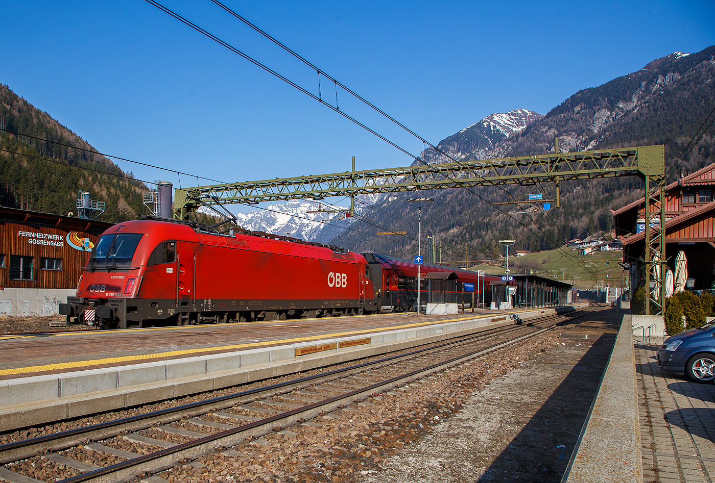 Der ÖBB Railjet (RJX 184), von Bolzano/Bozen via Brennero/Brenner, Innsbruck Hbf und Salzburg Hbf nach Wien Hbf, rauscht am 26.03.2022 Steuerwagen voraus durch den Bahnhof Gossensaß/Colle Isarco in Richtung Brenner. Schublok war die ÖBB Taurus III - 1216 003 / E 190 003 (91 81 1216 003-4 A-ÖBB). 

Die Siemens ES 64 U4-A (Variante A für Österreich, Deutschland, Italien und Slowenien) wurde 2006 von der Siemens Mobility GmbH in München-Allach unter der Fabriknummer 21091 gebaut und an die ÖBB (Österreichische Bundesbahnen) geliefert.
