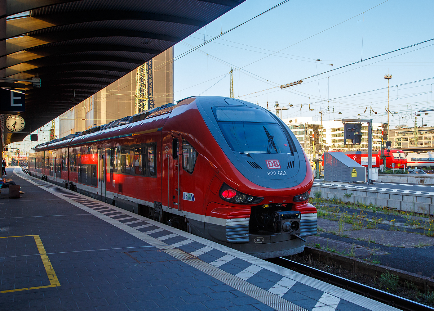 Der PESA LINK III - DB 633 002 / 933 002 / 633 502 (95 80 0633 002-0 D-DB / 95 80 0933 002-7 D-DB /  95 80 0633 502-9 D-DB) der DB Regio Mitte verlässt am Morgen des 07.09.2023 den Hauptbahnhof Frankfurt am Main, und fährt nun leer in die Abstellgruppe.

Die PESA LINK III wurden 2018 von PESA - Pojazdy Szynowe PESA Bydgoszcz SA in Bydgoszcz (deutsch Bromberg) unter der Fabriknummer A643BNA018 gebaut.
