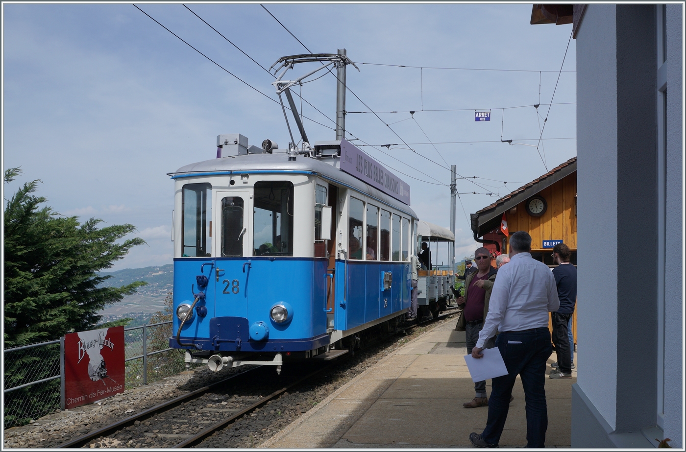 Der relativ neue TL Ce 2/3 von 1948 eröffnet mit dem LLB Flachwagen (Baujahr 1915) der mit Sitzbänken für Reisende ausgerüstet ist die Saison 2023.
Im Vordergrund rechts im Bild, Gesicht verfälscht, ein Mitarbeiter von Rail One und der Chef der BC.  

Chamby, den 6. Mai 2023