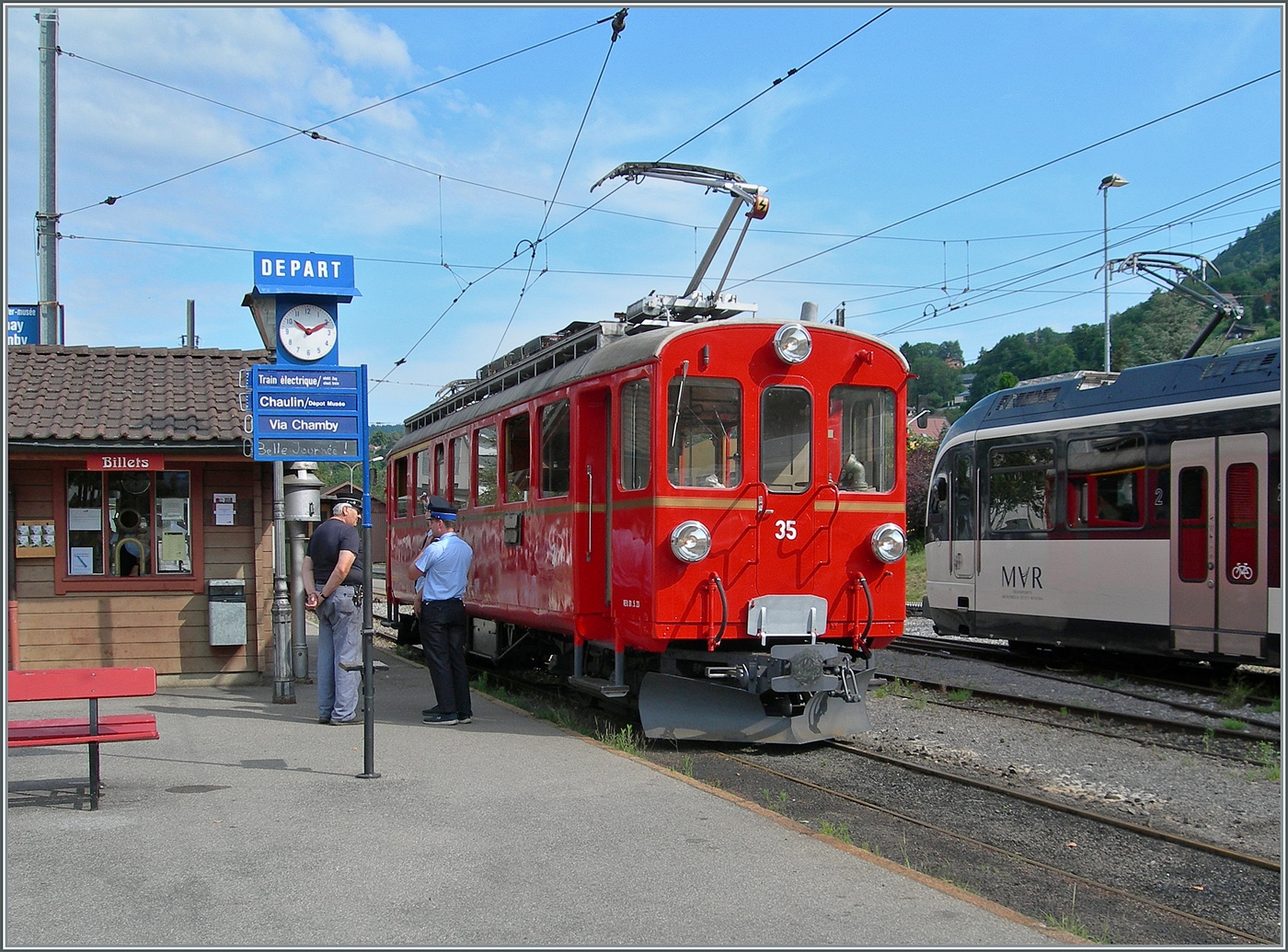 Der RhB Bernina Bahn ABe 4/4 I 35 der Blonay - Chamby Bahn wartet in Blonay auf die Abfahrt nach Chaulin.  

19. Juli 2025
