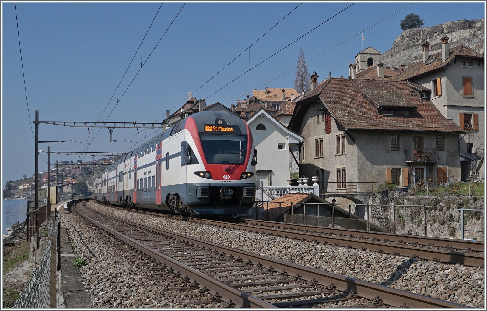 Der SBB RABe 511 019 fährt kurz vor der Ankunft in Vevey durch das schmuckte St-Saphorin.

25. März 2022