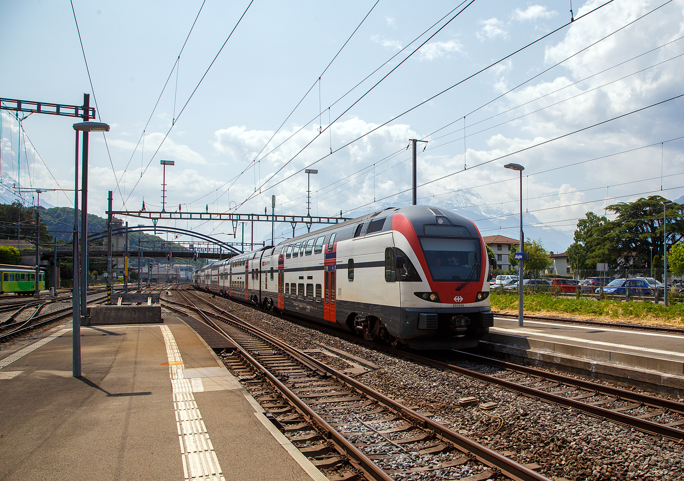Der SBB RABe 511 019 (94 85 0 511 019+-x CH-SBB), ein elektrischer sechsteiliger Doppelstock-Triebzug vom Typ Stadler KISS bzw. DOSTO, erreicht am 28.05.2021, als RE nach Genéve Airport (Genf Flughafen), den Bahnhof Aigle.
