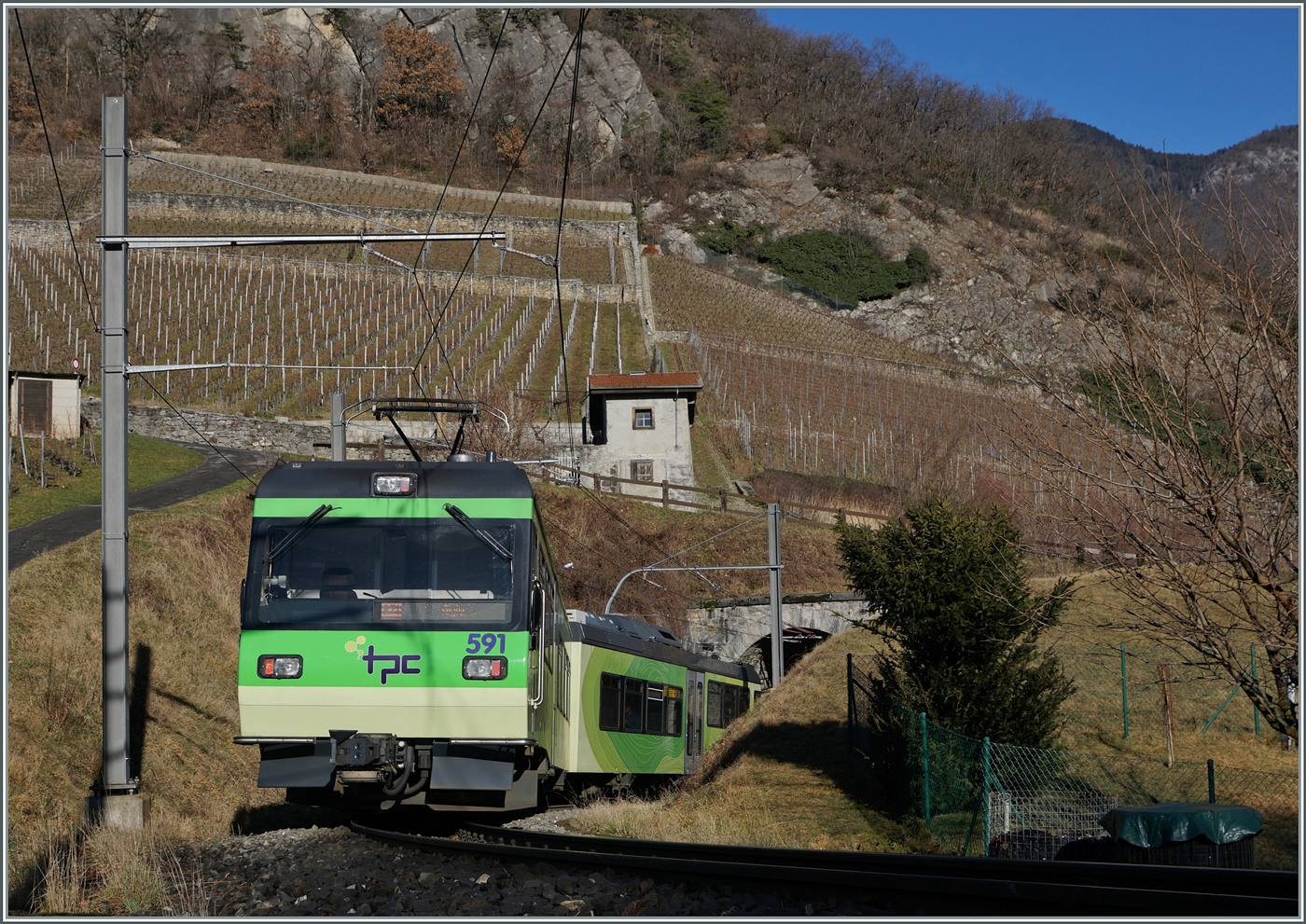 Der TPC AOMC ASD Beh 4/8 591 ist als Regionalzug R 71 431 auf dem Weg von Les Diablerets nach Aigle und hat soeben den Bahnhof von Verschiez verlassen.

27. Januar 2024