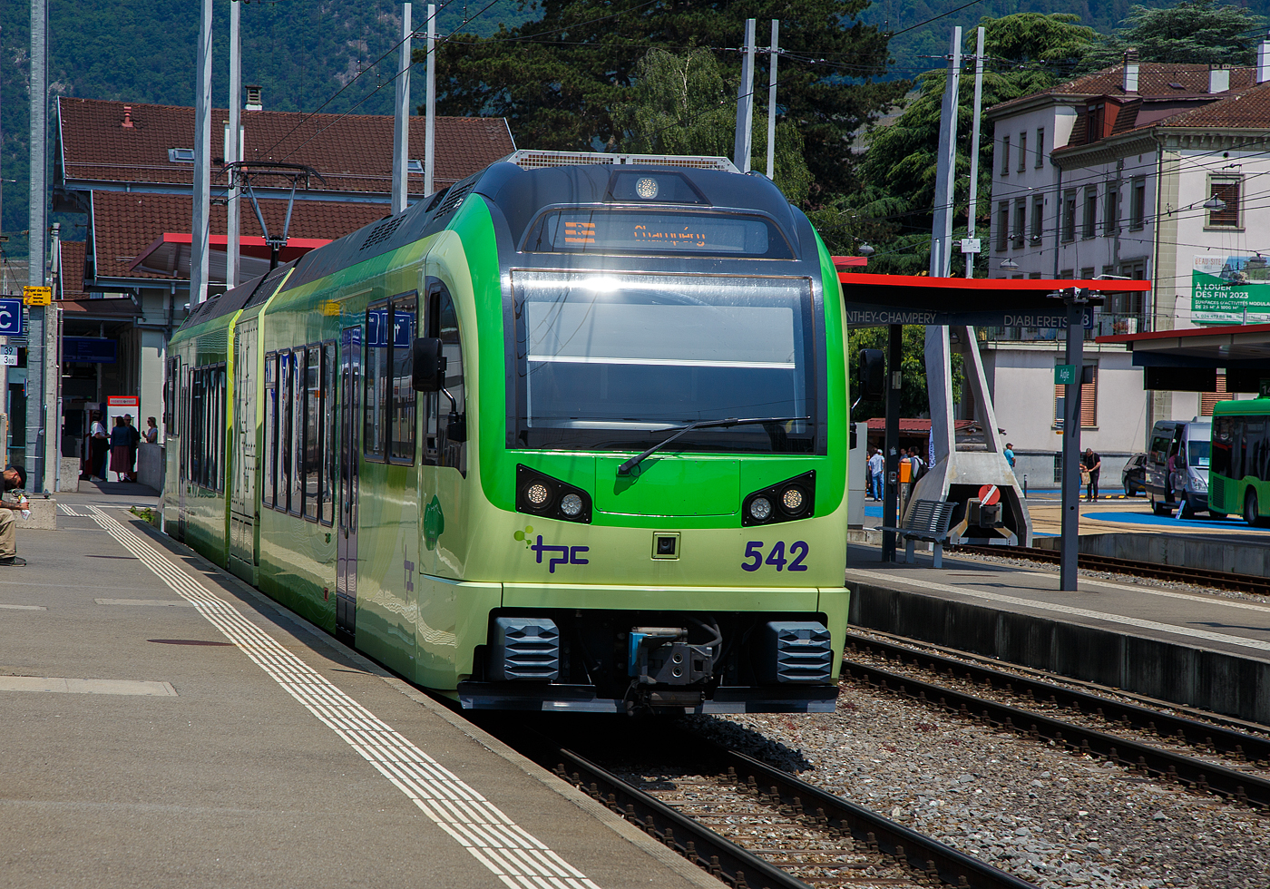 Der (TPC) AOMC/ACD Beh 2/6 542, ein Stadler SURF, steht am 28 Mai 2023 im Bahnhof Aigle zur Abfahrt nach Champéry bereit.

Wie für Stefan, gehören auch für mich die (TPC) AOMC/ACD Beh 2/6 zu den schönsten Stadler SURF Zügen. SURF steht für Série Unifiée Romande pour Réseau Ferré métrique (Einheitliche Serie für das Westschweizer Meterspurige Schienennetz). Diese ab 2015 gebaute meterspurige Triebzüge mit gemischtem Adhäsions- und Zahnradbetrieb gehören zu den Stadler GTW der 4. Generation.
