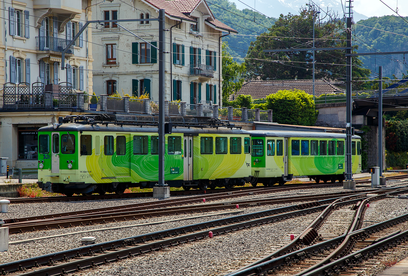Der TPC Triebwagen AL BDeh 4/4 301 „Aigle“ ist mit dem Steuerwagen AL Bt 351 am 28.05.2023 beim Bahnhof Aigle (Waadt) abgestellt. 

Die Triebwagen und Steuerwagen BDeh 4/4 301–302 und Bt 351–352 wurden 1966 von SIG/SAAS gebaut. 

TECHNISCHE DATEN:
Spurweite: 1.000 mm
Fahrleitungsspannung: 1.500 V =

Triebwagen: BDeh 4/4 301-302
Zahnstangensystem: Abt
Achsfolge: Bo'zz Bo'zz
Länge über Puffer: 16.100 mm
Drehzapfenanstand: 9.540 mm
Achsabstand im Drehgestell: 2.460 mm
Leistung: 596 kW (808 PS)
Treibraddurchmesser: 840 mm (neu)
Zahnrad-Teilkreisdurchmesser: 650
Höchstgeschwindigkeit: 40 km/h
Übersetzung: 1:12,2
Gewicht: 33.0 t
Sitzplätze: 48
Max. Ladegewicht: 1,5 t

Steuerwagen Bt 351–352
Anzahl der Achsen: 4
Gewicht: 11.0 t
Sitzplätze: 48