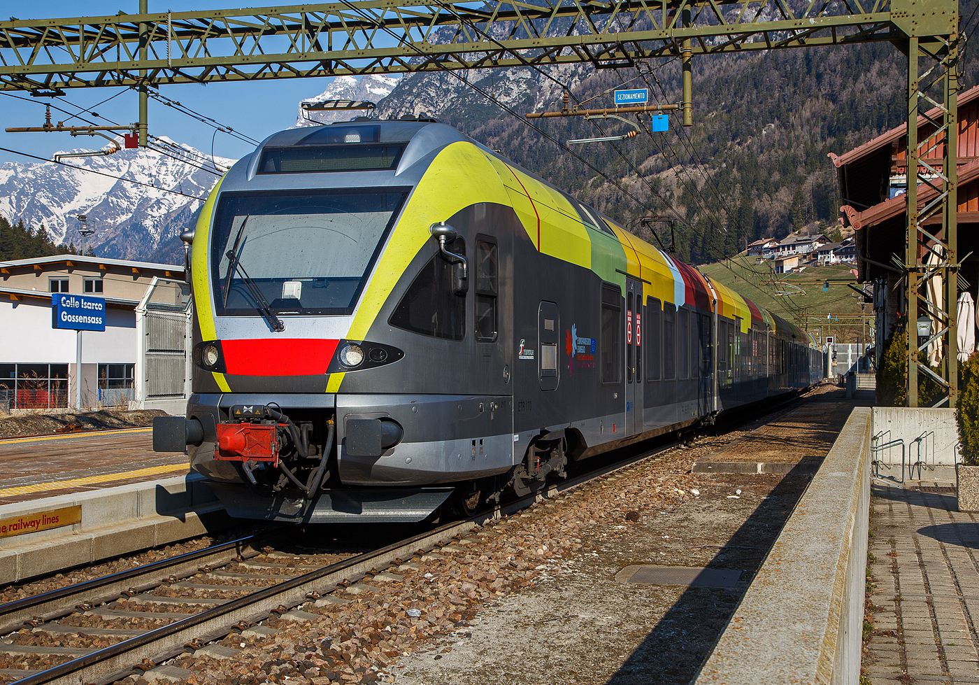 Der Trenitalia ETR 170 217, ein sechsteiliger Stadler FLIRT (MS für I / A) hat am 26.03.2022, als Regionalzug von Brenner/Brennero via Bozen/Bolzano nach Meran/Merano, den Bahnhof Gossensaß/Colle Isarco erreicht.

Diese sechsteiligen Elektrotriebzüge vom Typ Stadler FLIRT wurden für den grenzüberschreitenden Verkehr zwischen Italien und Österreich konzipiert. Die 160 km/h schnellen Züge werden auf den Linien Meran-Bozen-Brenner, Unterland Trento-Ala und Franzensfeste-Innichen-Lienz (Pustertal) eingesetzt. Die aktuelle Flotte besteht derzeit aus 25 FLIRTs. Sie sollen auch noch im Vinschgau (Meran-Mals), unter 25 kV 50 Hz, eingesetzt werden. Sie sind mit dem Zugsicherungssystem ETCS ausgestattet. Die Flachbautechnik ermöglicht den direkten Einstieg ohne Podest. Der klimatisierte Innenraum und das offene und transparente Design machen die Reise mit angenehm für die Passagiere. Ein modernes Informationssystem versorgt die Fahrgäste mit allen notwendigen Informationen, sie sind zudem mit WLAN ausgestattet.

TECHNISCHE DATEN:
Bezeichnungen: ETR 170 (6-Teiler)
Spurweite:  1.435 mm (Normalspur)
Achsformel: Bo’ 2’2’2’2’2’ Bo’
Länge über kupplung:106.578 mm 
Fahrzeugbreite: 2.800 mm
Fahrzeughöhe: 4.150 mm
Achsabstand in den Drehgestellen: 2.700 mm
Treibraddurchmesser: 860 mm (neu)
Laufraddurchmesser: 750 mm (neu)
Dauerleistung am Rad: 2.000 kW
Maximale Leistung am Rad: 2.600 kW
Stromsysteme: 15kV/16,7Hz; 25kV/50Hz; 3kV DC 
Anfahrzugkraft (bis 47 km/h):  200 kN
Höchstgeschwindigkeit: 160 km/h
Beschleunigung:  1,0 m/s²
Anzahl der Türen je Längsseite: 10
Breite der Türen: 1.320 mm
Maximale Sitzplätze: 258