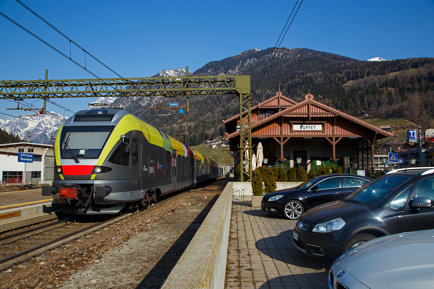 Der Trenitalia ETR 170 217, ein sechsteiliger Stadler FLIRT (MS für I / A) hat am 26.03.2022, als Regionalzug von Brenner/Brennero via Bozen/Bolzano nach Meran/Merano, den Bahnhof Gossensaß/Colle Isarco erreicht.

Diese sechsteiligen Elektrotriebzüge vom Typ Stadler FLIRT wurden für den grenzüberschreitenden Verkehr zwischen Italien und Österreich konzipiert. Die 160 km/h schnellen Züge werden auf den Linien Meran-Bozen-Brenner, Unterland Trento-Ala und Franzensfeste-Innichen-Lienz (Pustertal) eingesetzt. Die aktuelle Flotte besteht derzeit aus 25 FLIRTs. Sie sollen auch noch im Vinschgau (Meran-Mals), unter 25 kV 50 Hz, eingesetzt werden. Sie sind mit dem Zugsicherungssystem ETCS ausgestattet. Die Flachbautechnik ermöglicht den direkten Einstieg ohne Podest. Der klimatisierte Innenraum und das offene und transparente Design machen die Reise mit angenehm für die Passagiere. Ein modernes Informationssystem versorgt die Fahrgäste mit allen notwendigen Informationen, sie sind zudem mit WLAN ausgestattet.

TECHNISCHE DATEN:
Bezeichnungen: ETR 170 (6-Teiler)
Spurweite:  1.435 mm (Normalspur)
Achsformel: Bo’ 2’2’2’2’2’ Bo’
Länge über kupplung:106.578 mm 
Fahrzeugbreite: 2.800 mm
Fahrzeughöhe: 4.150 mm
Achsabstand in den Drehgestellen: 2.700 mm
Treibraddurchmesser: 860 mm (neu)
Laufraddurchmesser: 750 mm (neu)
Dauerleistung am Rad: 2.000 kW
Maximale Leistung am Rad: 2.600 kW
Stromsysteme: 15kV/16,7Hz; 25kV/50Hz; 3kV DC 
Anfahrzugkraft (bis 47 km/h):  200 kN
Höchstgeschwindigkeit: 160 km/h
Beschleunigung:  1,0 m/s²
Anzahl der Türen je Längsseite: 10
Breite der Türen: 1.320 mm
Maximale Sitzplätze: 258