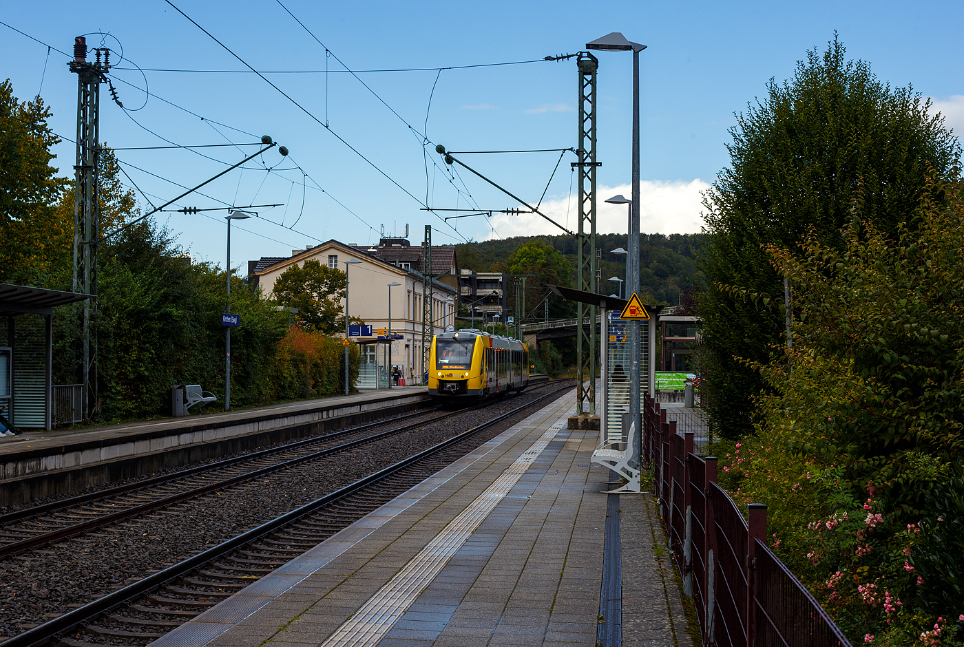Der Verbrennungstriebwagen VT 507 (95 80 1648 107-8 D-HEB / 95 80 1648 607-7 D-HEB), ein Alstom Coradia LINT 41 der neuen Generation, der HLB (Hessische Landesbahn GmbH), als RB 90  Westerwald-Sieg-Bahn“  (Siegen – Betzdorf – Au/Sieg – Altenkirchen/Ww), am 28 September 2024 beim Halt om Bahnhof Kirchen/Sieg. 

Der Alstom Coradia LINT 41 wurde 2015 von Alstom in Salzgitter unter der Fabriknummer D041418-007 gebaut und an die HLB (BW Siegen) geliefert. Das Abnahmedatum war der 14.07.2015. Am 23. Dezember 2022 wurde der Triebzug durch einen Felssturz bei Herdorf (beim Hp Königsstollen) an einem End-Drehgestell beschädigt und entgleiste (mit diesem Drehgestell).
