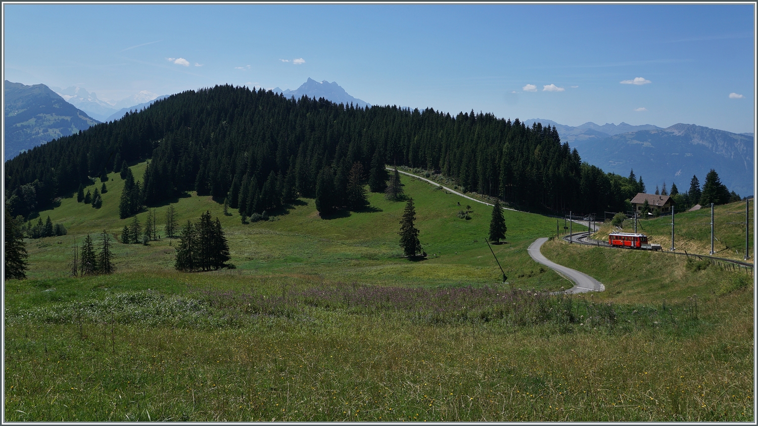Der Versuch den BDeh 2/4 25 (unten rechts)  UND den Mont Blanc (oben links) auf einem Bild zu zeigen. Ob er gelungen ist, lasse ich den Betrachter entscheiden.

Bei Col-de-Soud, am 19. August 2023
