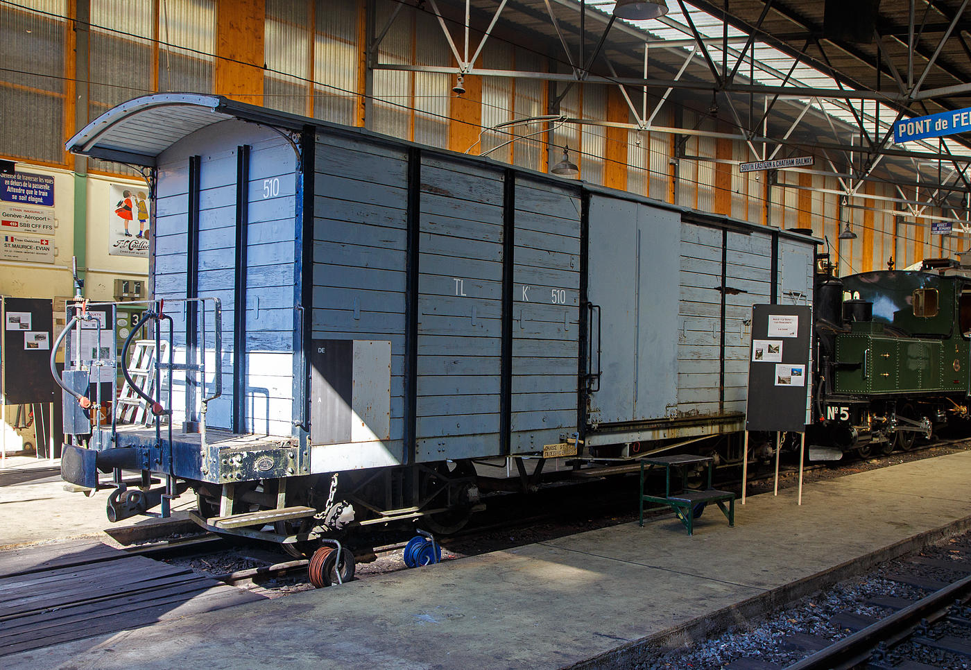 Der vierachsige gedeckte Güterwagen mit einer Bremserbühne, ex TL K⁴ 510 (Tramway de Lausanne / Straßenbahn Lausanne), später AOMC DZ⁴ 192 (Gepäckwagen), heute im Bestand der Museumsbahn Blonay–Chamby, hier am 09 September 2023 in der Halle der (BC) in Chaulin.

Der Wagen wurde 1910 von der SWS in Schlieren (Schweizerische Wagons- und Aufzügefabrik AG) gebaut. Von 1964 bis 1993 war er bei der AOCM (heute tpc) als DZ⁴ 192 (Gepäckwagen) im Einsatz. Im Dezember 1993 ging er an die Museumsbahn BC.

Ab 1906 trug das Tramnetz von Lausanne auch zum Transport unterschiedlichster Güter bei, Waggons aus der Nestlé-Fabrik in Bercher, Kohle für die Fabrik Pierre de Plan, Bau- und Aushubmaterial usw.. Mehr als 52.000 Tonnen, das sind rund 5.200 Waggons, die für den Bau des Trinkwasserreservoirs Calvaire und den Bau des Bundesgerichtshofs in Mont-Repos transportiert wurden. Landwirtschaftliche Produkte, wie Gemüse, Weizen, Rüben, sowie frisch produzierter Milch, kommen dank der „ländlichen“ Linien von Montheron und Jorat „in die Stadt“. 

Der Wagen Nr. 510 wurde 1910 von der Stadt Lausanne erworben. Er verfügt über eine große Kapazität und er war einer der ersten in Dienst gestellten Drehgestell -Wagen. Er wurde insbesondere für den Transport von Vieh zum Schlachthof Borde eingesetzt. Bis zur Einstellung des Straßenbahnnetzes im Jahr 1964 dienten zwei Triebwagen, die von mehreren ausgemusterten Triebwagen unterstützt wurden, dem Güterverkehr. 

Dieser Wagen ging anschließend an die Aigle-Ollon-Monthey-Champéry-Bahn (AOCM) und wurde im Güterverkehr zwischen Aigle und Monthey eingesetzt, bevor er im Dezember 1993 in die Blonay-Chamby-Sammlung aufgenommen wurde.

TECHNISCHE DATEN:
Typ: K⁴
Baujahr: 1910
Hersteller: SWS Schlieren
Spurweite: 1.000 mm (Meterspur)
Achsanzahl: 4
Länge über Puffer: 9.700 mm
Wagenkastenlänge ohne Plattform: 7.800 mm
Drehzapfenabstand: 5.200 mm
Achsabstand im Drehgesell: 1.300 mm
Breit: 2.000 
Eigengewicht: 7,0 t
Nutzlast: 10 t

Quellen: Museumsbahn BC