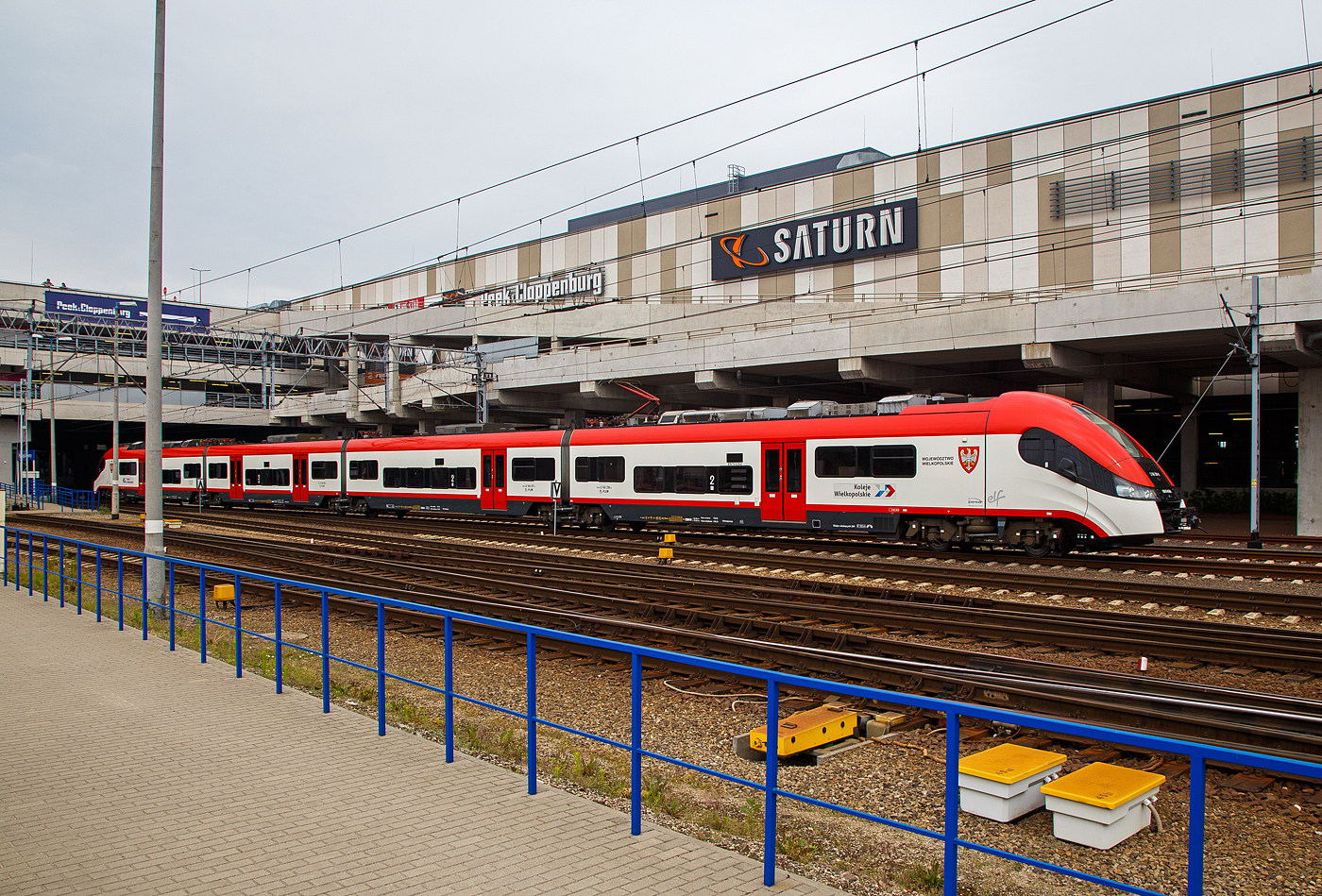 Der vierteilige Pesa ELF – EN76 – 026 (94 51 2 140 215-6 bis 94 51 2 140 218-0 PL-PLKW) „Wojeództwo Wielkopolki“ (Woiwodschaft Großpolen, die Hauptstadt der Woiwodschaft ist Posen) der Koleje Wielkopolskie Sp. z o.o. (PLKW, Eisenbahn der Woiwodschaft) verlässt am 24 Juni 2017 den Hauptbahnhof Posen (Poznań Główny). 

Die Pesa Elf (Eelectric low floor) sind 3000 V DC elektrische Niederflur-Triebzüge, welche von der Pojazdy Szynowe Pesa Bydgoszcz SA (deutsch: Schienenfahrzeuge Bromberg AG) entwickelt und gebaut wurden. Hier die EN76 (Pesa Typ 22WEa) sind vierteilige elektrische Triebzüge der Plattform ELF des Herstellers.

Konstruktion:
Die Produktfamilie orientiert sich an vorhandene Konstruktionen wie dem Siemens Desiro, Alstom Coradia Continental oder Bombardier Talent 2. Merkmal ist die Verwendung als niederfluriges Fahrzeug bei S-Bahnen bis hin zum Schnellzug mit der entsprechenden Anzahl von Mittelwagen. Sie wurden zusammen mit dem PESA 219M von dem Designteam Bartosz Piotrowski und Arkadiusz Sobkowiak entworfen. Sie besitzen eine Scharfenbergkupplung.

Die Triebdrehgestelle werden durch Drehstrom-Asynchronmotoren über durch IGBT gesteuerte Umrichter angetrieben. Die Traktionsausrüstung ist auf dem Dach der Triebfahrzeuge untergebracht. Das zweistufigem Federsystem besteht aus der primären Federung mit Schraubenfedern, die sekundäre Federung ist eine Luftfederung. Die Fahrzeuge entsprechen der europäischen Norm für passive Sicherheit.

Die Wagenkästen sind in Spantenbauart ausgeführt, die Profile wurden aus höherfestem und korrosionsträgem Material hergestellt. Alle Türen befinden sich im Niederflurbereich und sind mit Schiebetritten zur Spaltüberbrückung an Bahnsteigen mit niederer Einstiegshöhe von 550 mm ausgerüstet. Die Mittelwagen sind mit Längssitzen, die Triebköpfe mit Niederflur- und Hochflurbereichen besitzen Quersitze in der Anordnung 2+2. Die Triebzüge sind mit Videoeinrichtung ausgerüstet und besitzen ein umfangreiches Fahrgastinformationssystem.

TECHNISCHE DATEN (Pesa 27WE):
Spurweite: 1.435 mm (Normalspur)
Achsfolge: Bo'2'2'2'Bo'
Länge über Puffer: 75.250 mm
Breite: 2.880 mm
Höhe: 4.280 mm
Treib- und Laufraddurchmesser (neu): 850 mm
Drehgestelltypen: Endantriebsdrehgestelle 27MNb und Jacobs-Lauf-Drehgestelle 40ANb
Einstiegshöhe: 760 bis 800 mm
Eigengewicht: 133,8 t
Höchstgeschwindigkeit: 160 km/h
Motoren: 4 Asynchron-Drehstrommotor vom Typ TSA TMF 50-29-4
Leistung: 4×500 kW = 2.000 kW
Stromsystem: 3000 V DC (Oberleitung)
Pantograph: DSA 150-PKP
