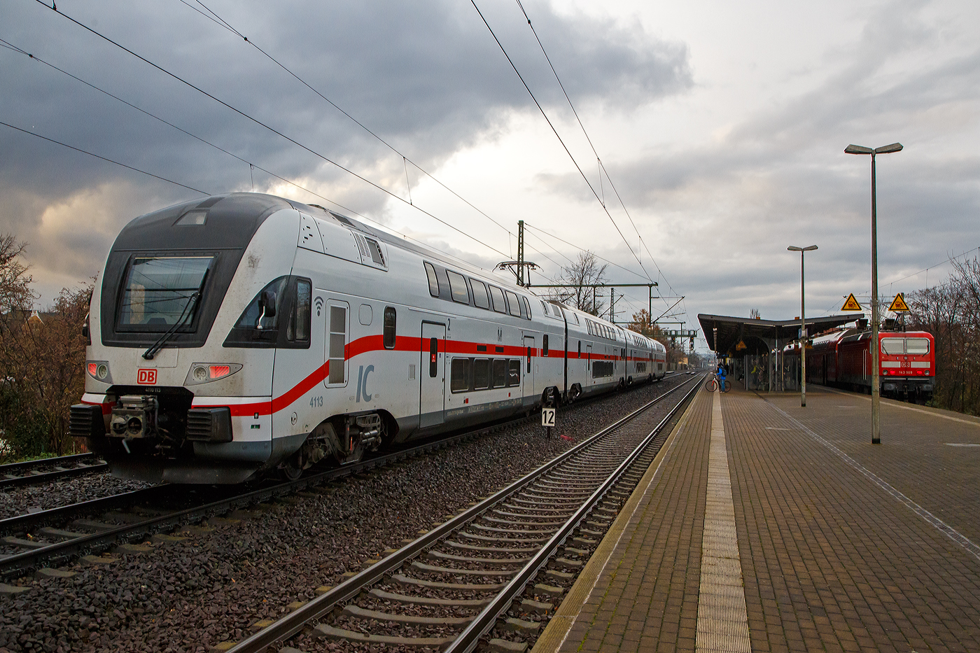 Der vierteilige Stadler KISS - IC2 4113 der Baureihe 4110 (ex Westbahn) der DB Fernverkehr AG fährt am 16.05.2022, auf Leerfahrt zur Bereitstellung, durch den Bahnhof Dresden-Strehlen zum Dresden Hbf, 
wo er dann als IC 2174 (Dresden - Berlin - Rostock – Warnemünde) bereitgestellt wird. Rechts im Bahnhof steht die 143 909-0 mit der S 2 (Pirna - Dresden Flughafen) der S-Bahn Dresden.

Diese vierteilige Stadler KISS - Garnitur IC 4113 besteht aus 93 85 4110 113-6 CH-DB / 93 85 4110 413-0 CH-DB / 93 85 4110 513-7 CH-DB / 93 85 4110 613-5 CH-DB. 

Die Triebzüge wurden 2017 von der Stadler Rail AG für die österreichische WESTbahn gebaut, seit Dezember 2019 sind, 9 dieser KISS. bei der DB Fernverkehr AG. Nach Anpassungen erfolgte die Betriebsaufnahme im März 2020. Diese Triebzüge sind in der Schweiz eingestellt/registriert und haben die Zulassungen für die Schweiz, Österreich und Deutschland. Eigentlich wollte die DB die Züge um ein Wagenteil verlängern, da dies aber eine komplette neue Zulassung durch das EBA erfordert hätte, hat man davon Abstand genommen. 

 KISS  - das heißt: Komfortabler Innovativer Spurtstarker S-Bahn-Zug. Aber nicht nur die DB Regio AG setzt auf die  KISS -Doppelstockzüge des Schweizer Herstellers Stadler Rail bzw. Stadler Pankow, auch DB Fernverkehr erweitert seine Intercity 2-Flotte durch den Kauf von 17 hochwertigen gebrauchten Doppelstockzügen dieses Typs, die bisher bei der österreichischen Westbahn im Einsatz waren. Die Fahrzeuge sind größtenteils erst zwei Jahre alt und haben bei den Kunden in Österreich höchste Zufriedenheitswerte erreicht.