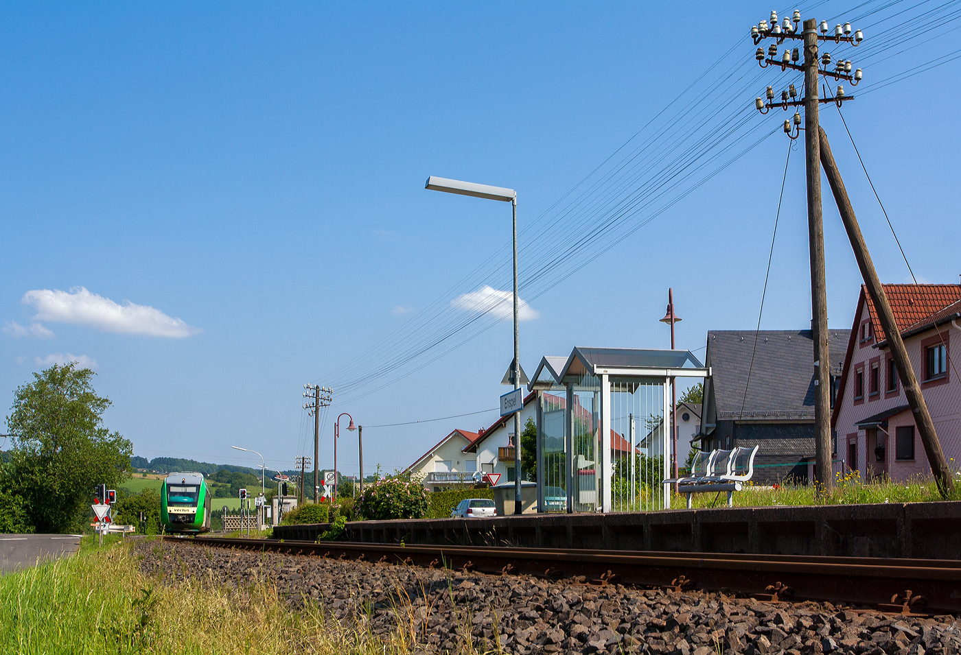 Der VT 202 (95 80 0640 102-9 D-VCT), ein Alstom Coradia LINT 27, der damaligen vectus Verkehrsgesellschaft mbH, erreicht als RB 28  Oberwesterwaldbahn  von Altenkirchen nach Westerburg, am 09 Juli 2013 den Haltepunkt Enspel (Ww). 

Damals wurde die Linie noch als RB 28 geführt, mit dem Fahrplanwechsel am 14.12.2014 wurde Linie zur RB 90 „Westerwald-Sieg-Bahn“ und zwischen Siegen über Au/Sieg und Altenkirchen nach Limburg/Lahn durchgebunden.