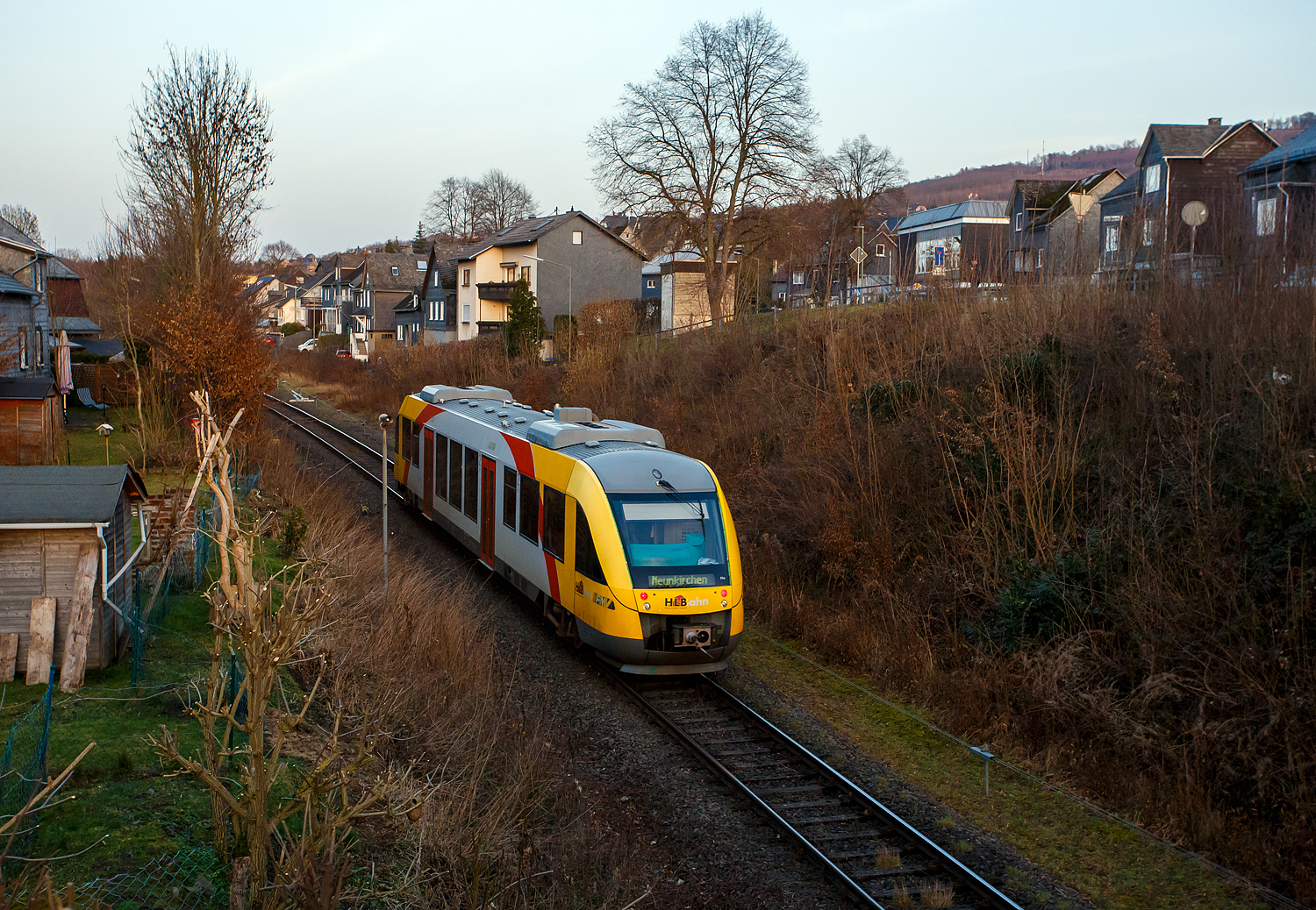 Der VT 204 ABpd (95 80 0640 104-5 D-HEB) ein Alstom Coradia LINT 27 der HLB (Hessische Landesbahn), als RB 96 „Hellertalbahn“ von Betzdorf/Sieg nach Neunkirchen (Kr Siegen) erreicht am 26 Februar 2026 den Bahnhof Herdorf.