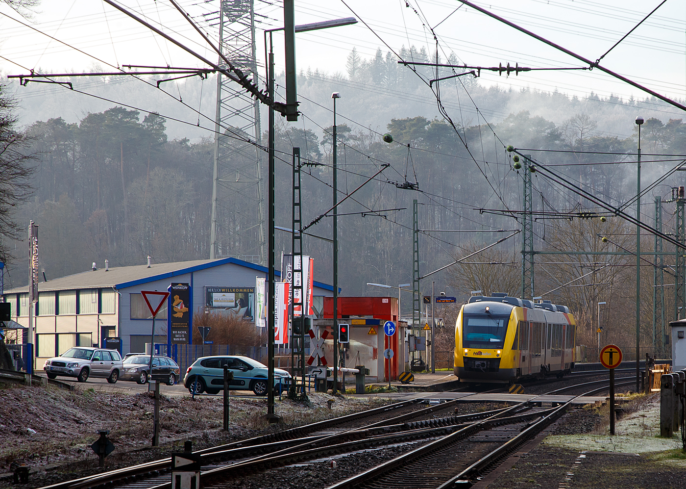 Der VT 256 (95 80 0648 156-7 D-HEB / 95 80 0648 656-6 D-HEB), ein Alstom Coradia LINT 41 der HLB (Hessische Landesbahn), als RB 90  Westerwald-Sieg-Bahn  (Westerburg - Altenkirchen - Au/Sieg – Betzdorf) am 18.01.2023 beim Halt im Bahnhof Scheuerfeld (Sieg). 

Der Dieseltriebzug wurde 2004 unter der Fabriknummer 1188-006 von ALSTOM Transport Deutschland GmbH (vormals LHB) in Salzgitter-Watenstedt gebaut und als VT 256 an die vectus Verkehrgesellschaft mbH geliefert. Mit dem Fahrplanwechsel am 14.12.2014 wurden alle Fahrzeuge der vectus dann Eigentum der HLB.
