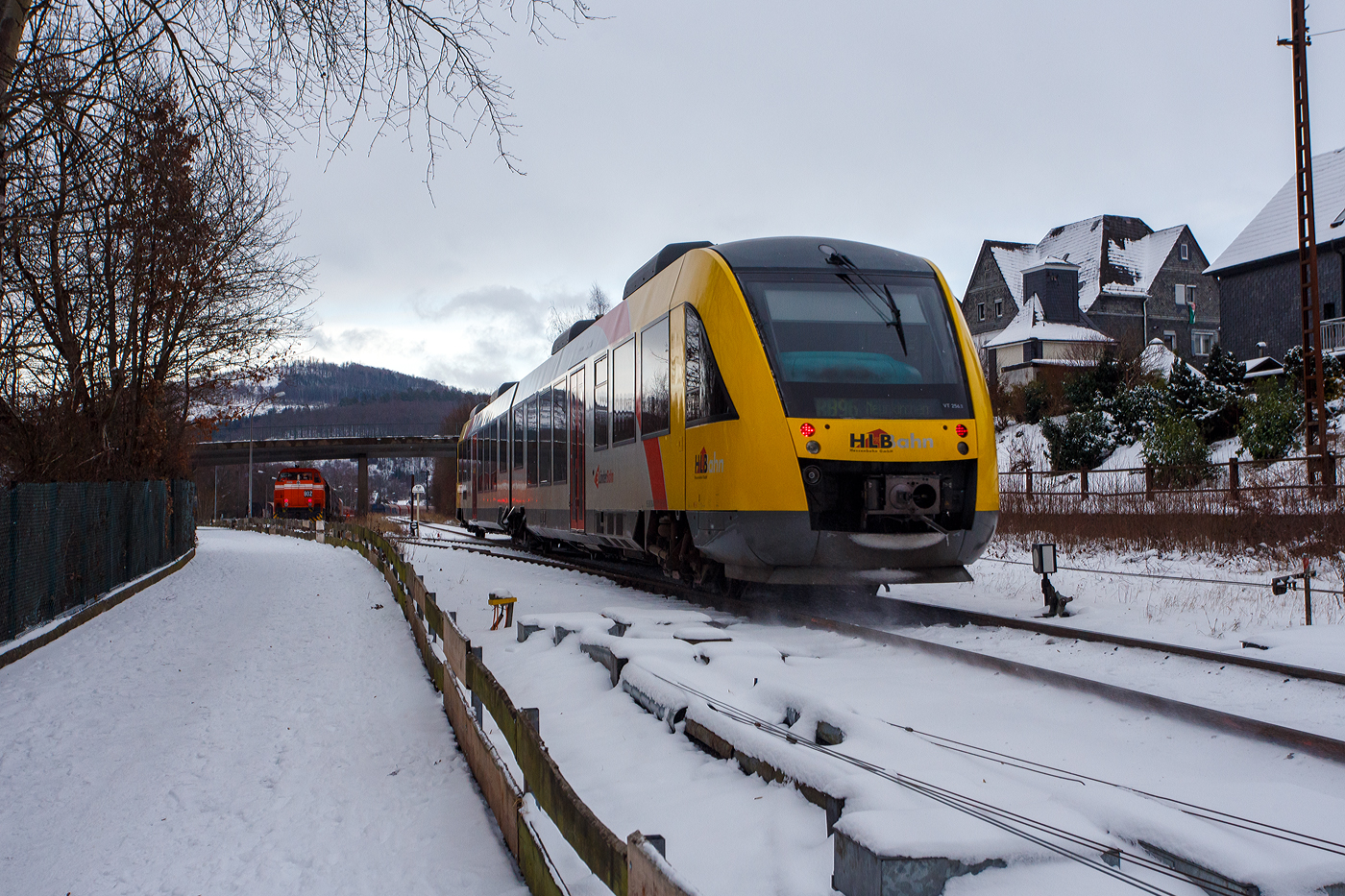Der VT 256 (95 80 0648 156-7 D-HEB / 95 80 0648 656-6 D-HEB), ein Alstom Coradia LINT 41 der HLB - Hessische Landesbahn (3LänderBahn) verlässt am 07 Januar 2026, als RB 96 „Hellertalbahn“ (Betzdorf/Sieg – Herdorf – Neunkirchen/Siegerland), den Bahnhof Herdorf und fährt weiter in Richtung Neunkirchen. Links steht auf dem Gleisanschluss der KSW die zurzeit an die KSW (Kreisbahn Siegen-Wittgenstein) vermietete RBH 802 „Ruhrpott Sprinter“ / 275 802-3 (98 80 0275 802-3 D-RBH), eine MaK G 1206 der RBH - RAG Bahn und Hafen GmbH (Gladbeck), mit einem Übergabegüterzug. Sie musste den RB 96 abwarten.

Der Dieseltriebzug wurde 2004 unter der Fabriknummer 1188-006 von ALSTOM Transport Deutschland GmbH (vormals LHB) in Salzgitter-Watenstedt gebaut und als VT 256 an die vectus Verkehrgesellschaft mbH geliefert. Mit dem Fahrplanwechsel am 14.12.2014 wurden alle Fahrzeuge der vectus dann Eigentum der HLB.