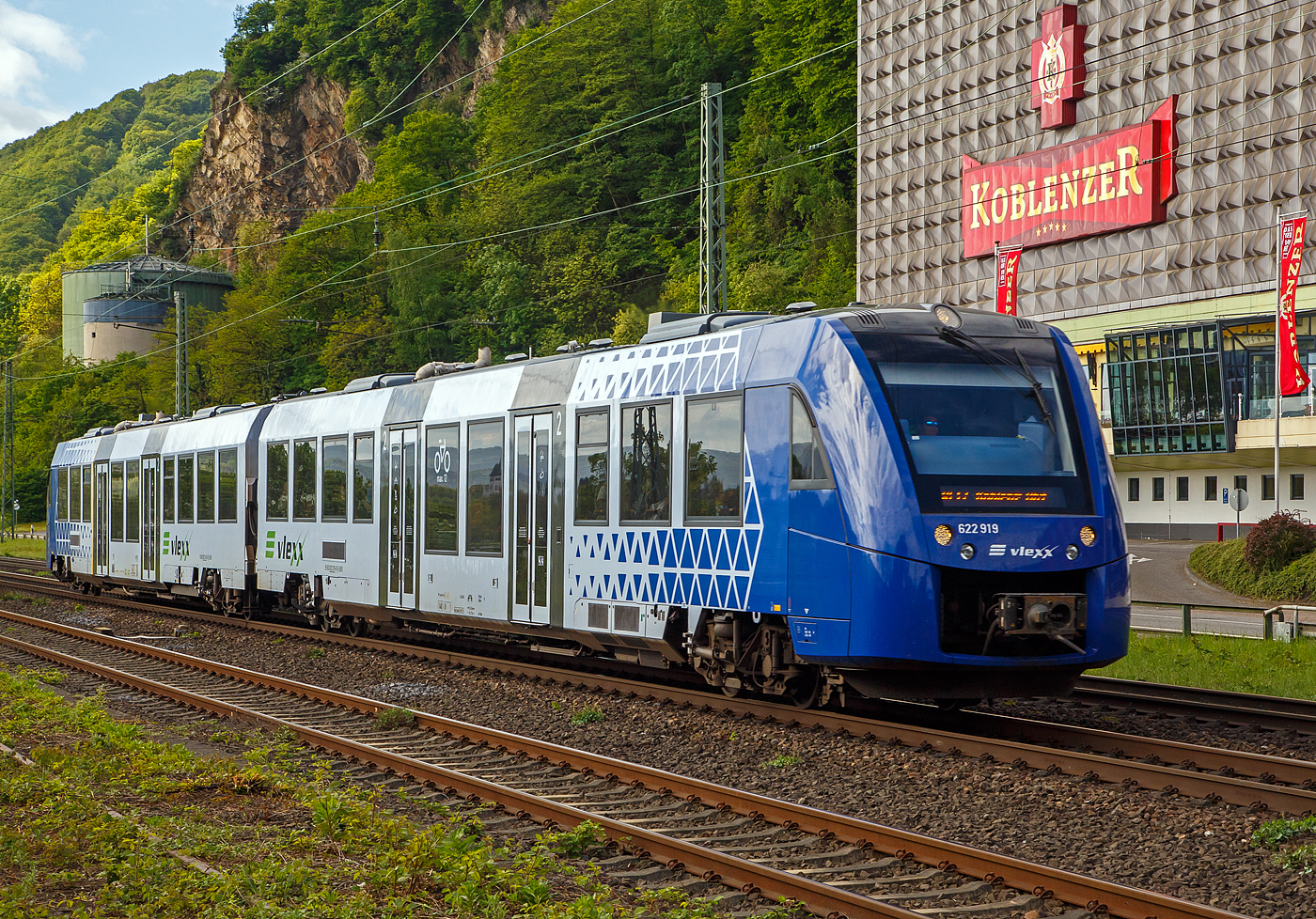 Der zweiteilige Dieseltriebzug 622 919 / 622 419 (95 80 0622 419-9 D-LBVX/ 95 80 0622 919-8 D-LBVX), ein ALSTOM Coradia LINT 54, der vlexx (Vier-L�nder-Express, ein Unternehmen der NETINERA Deutschland GmbH), f�hrt am 28.04.2018, als RE 17 (Kaiserslautern - Bad Kreuznach - Bingen – Koblenz), auf der Linken Rheinstrecke (KBS 471) durch Koblenz-Oberwerth, in Richtung Koblenz Hauptbahnhof. Die vlexx GmbH betreibt das Dieselnetz S�dwest (Los 2).

Der LINT 54 wurde 2014 von ALSTOM Transport Deutschland GmbH (vormals LHB) in Salzgitter-Watenstedt unter der Fabriknummer 0001006054 019 gebaut.

Ein Triebwagen besteht aus bestehen aus zwei Wagenteilen, die jeweils auf zwei Enddrehgestellen ruhen. Motorisiert ist der Triebzug durch drei Dieselmotoren mit einer Leistung von je 390 kW.

TECHNISCHE DATEN:
Spurweite: 1.435 mm
Achsfolge: B’2’+B’B’
Fahrzeugl�nge �ber Kupplung:  54.270 mm
Fahrzeugbreite: 2.750 mm
Maximale Fahrzeugh�he (�ber SO):  4.310 mm
Einstiegh�he (�ber SO): ca. 800 mm 
Minimaler befahrbarer Radius Werkstatt/Betrieb: 100/125 m
Installierte Motorleistung: 3x390 kW
Leistungs�bertragung: mechanisch
H�chstgeschwindigkeit: 140 km/h 
Eigengewicht: ca. 98 t
Maximale Radsatzlast bei Fahrzeugh�chstgewicht: ca. 18 t
Sitzpl�tze: 180
Stehpl�tze ca. : 170