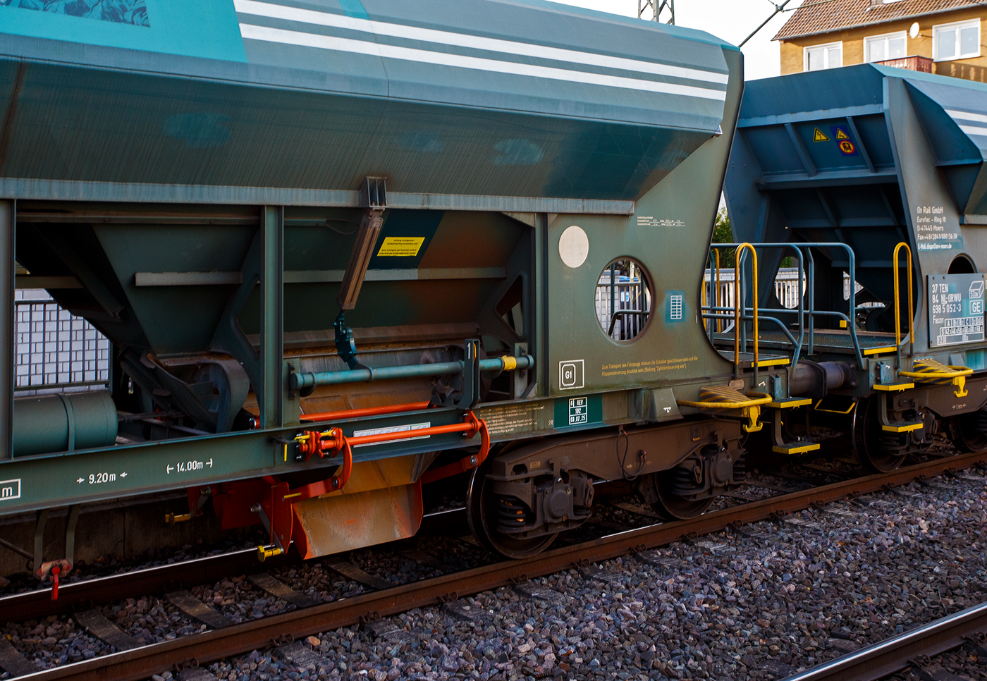 Detailbild des vierachsigen offenem Drehgestell-Schüttgutwagen mit Schwerkraft Entladung (Selbstentladewagen), 37 84 6985 001-0 NL-ORWU, der Gattung Faccns, der On Rail Gesellschaft für Eisenbahnausrüstung und Zubehör mbH (Mettmann), eingestellt in den Niederlanden, am 04 November 2025 eingereiht im Zugverband bei einer Zugdurchfahrt im Bahnhof Kirchen/Sieg.